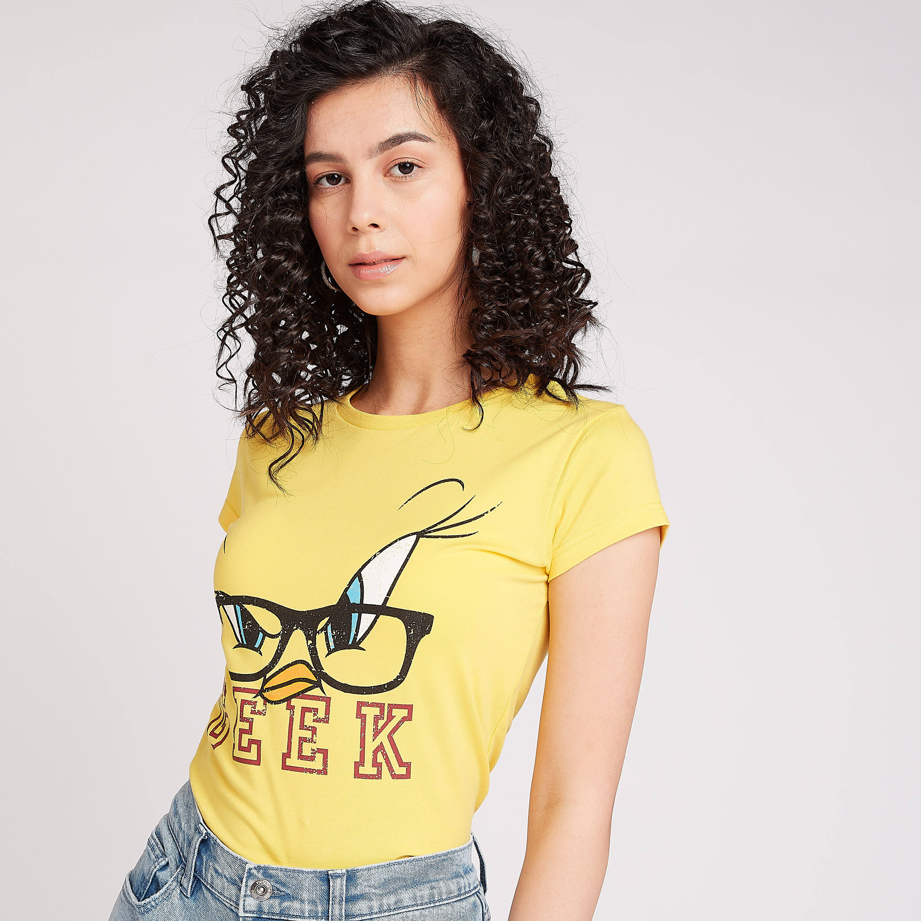 تيشيرت سكيني فيت بياقة ضيقة وأكمام كاب وطبعات تويتي-women-clothing-tshirts-image-3