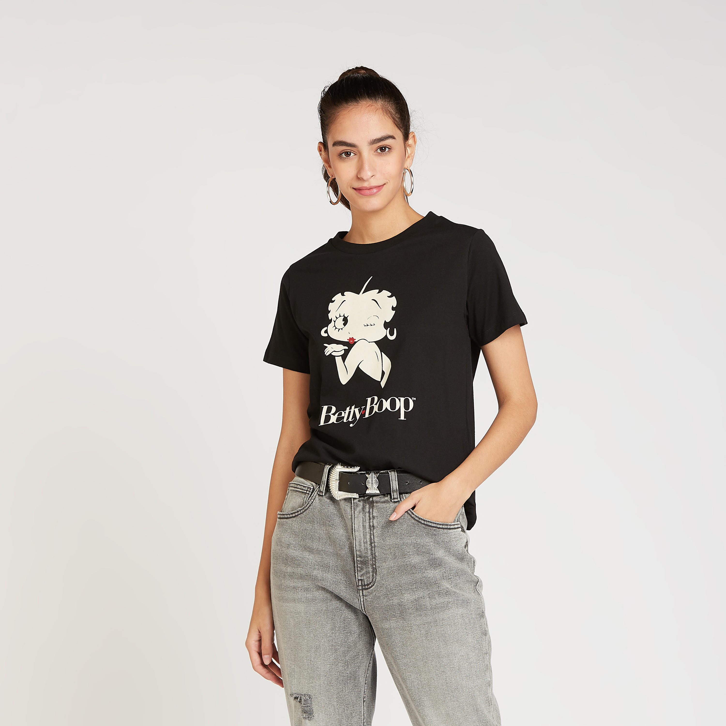 تيشيرت بياقة ضيقة وأكمام قصيرة وطبعات سنوبي-women-clothing-tshirts-image-1