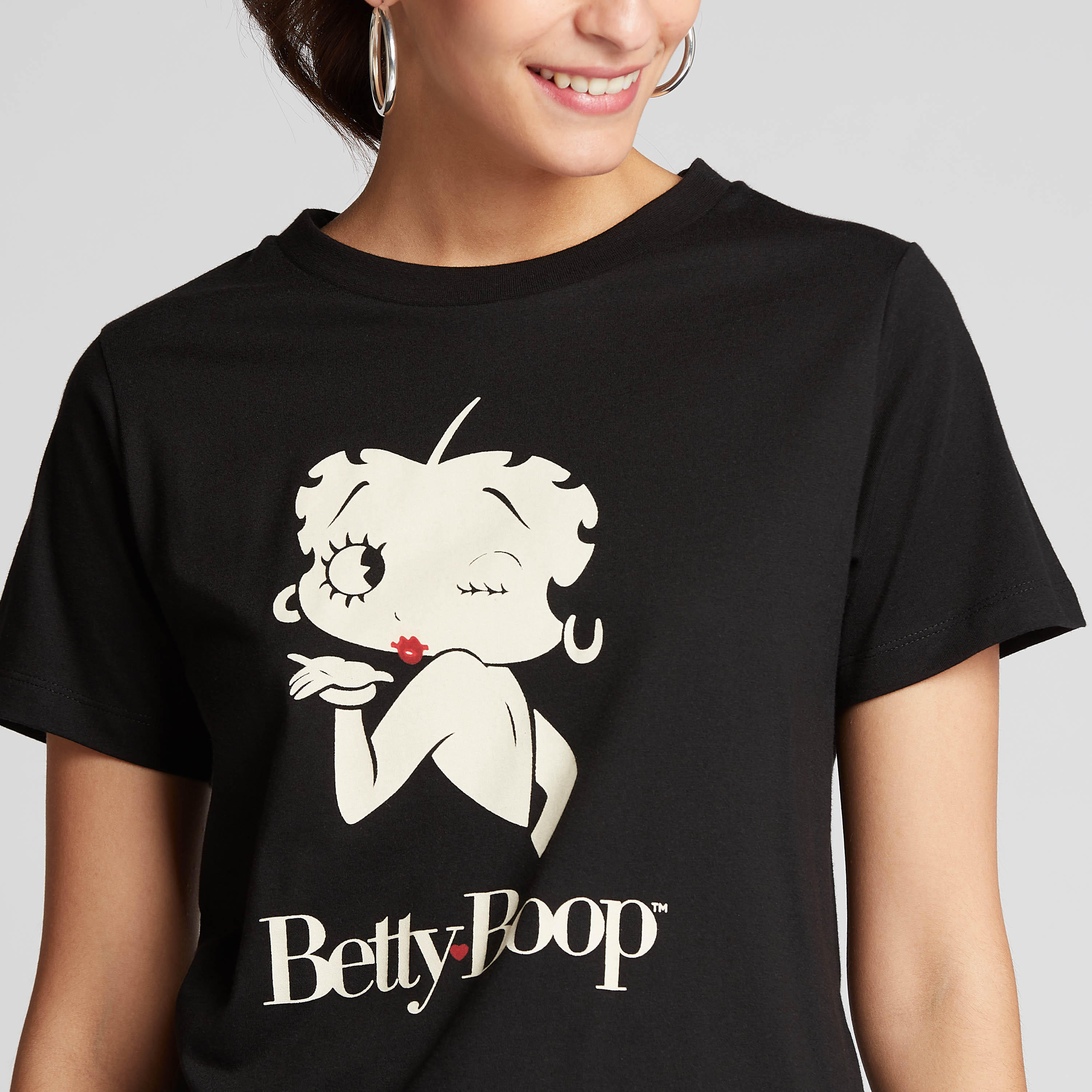 تيشيرت بياقة ضيقة وأكمام قصيرة وطبعات سنوبي-women-clothing-tshirts-image-3