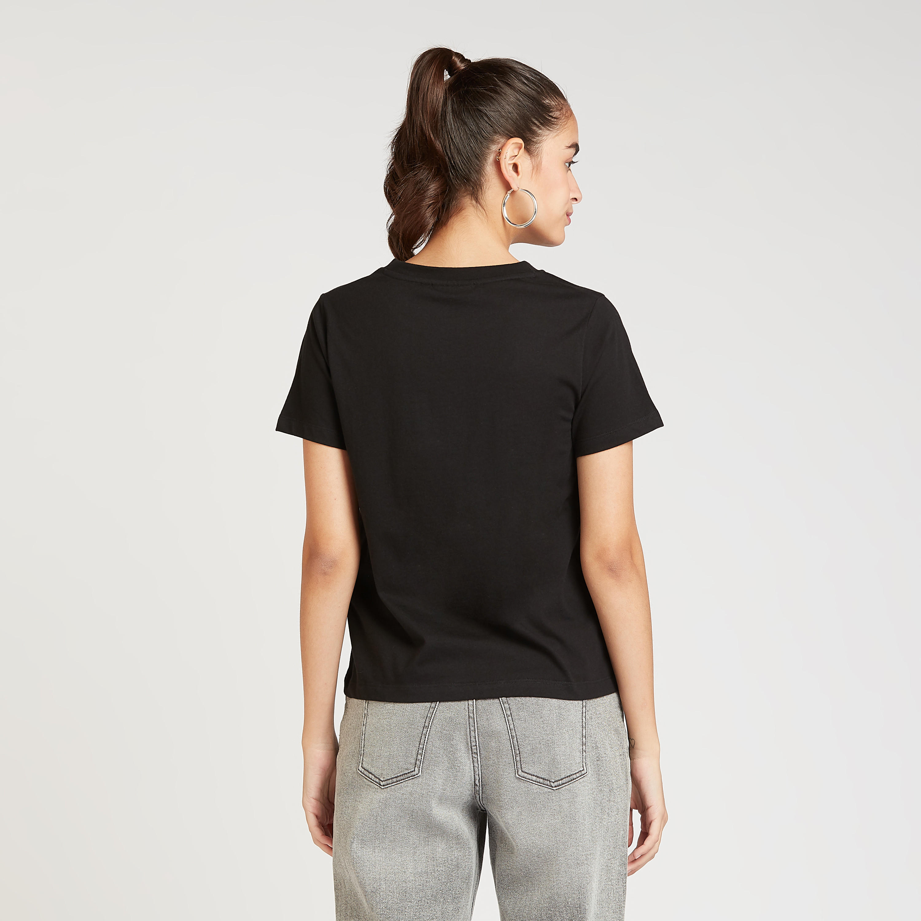 تيشيرت بياقة ضيقة وأكمام قصيرة وطبعات سنوبي-women-clothing-tshirts-image-4