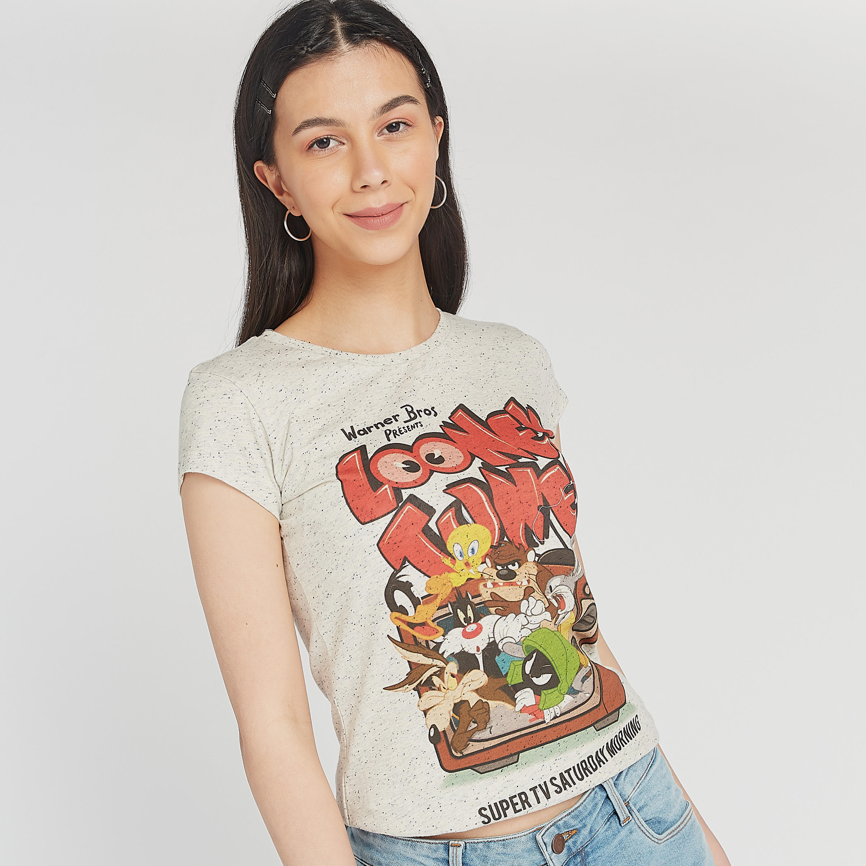 تيشيرت مستدام بياقة ضيقة وأكمام كاب وطبعات لوني تيونز-women-clothing-tshirts-image-1