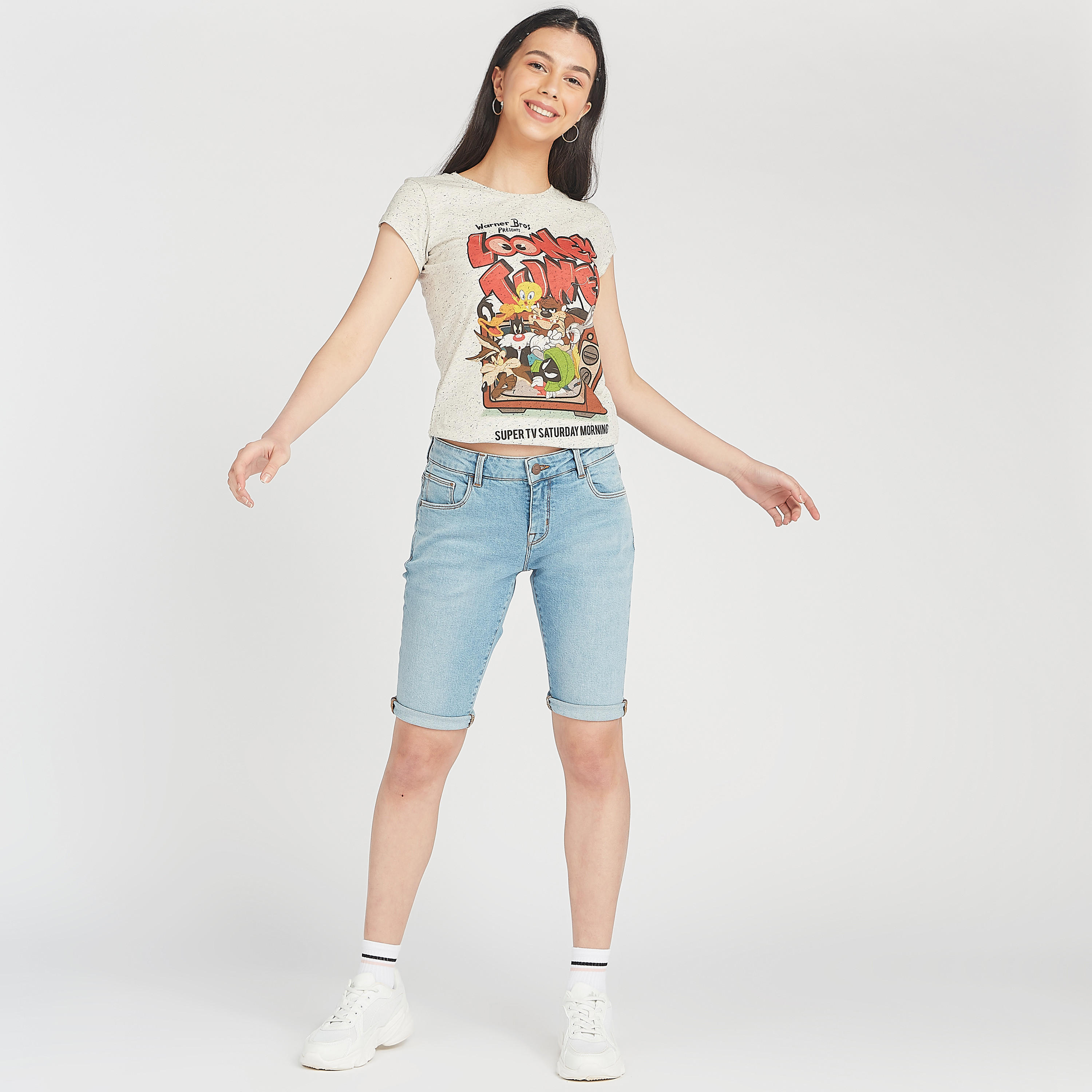 تيشيرت مستدام بياقة ضيقة وأكمام كاب وطبعات لوني تيونز-women-clothing-tshirts-image-2