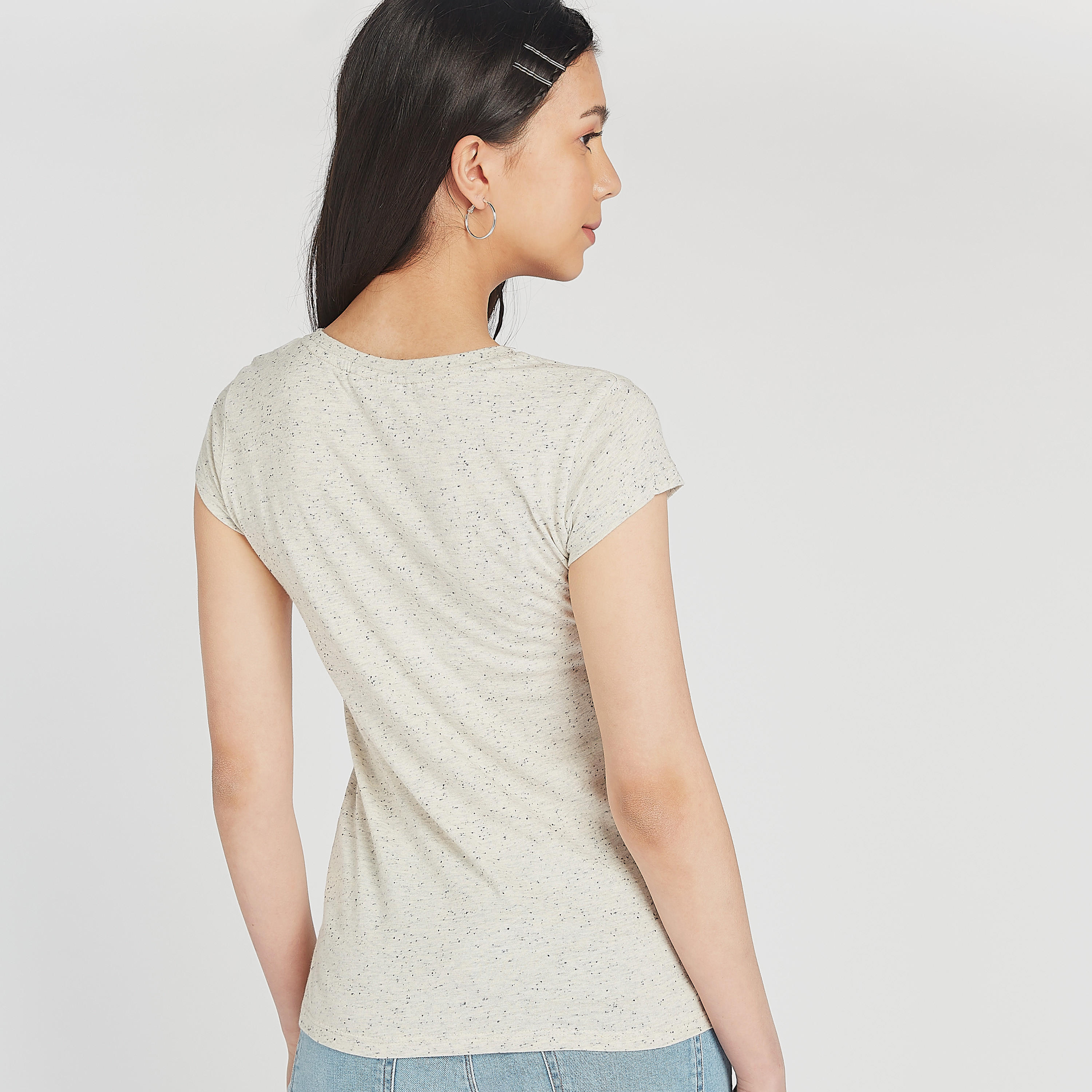 تيشيرت مستدام بياقة ضيقة وأكمام كاب وطبعات لوني تيونز-women-clothing-tshirts-image-4