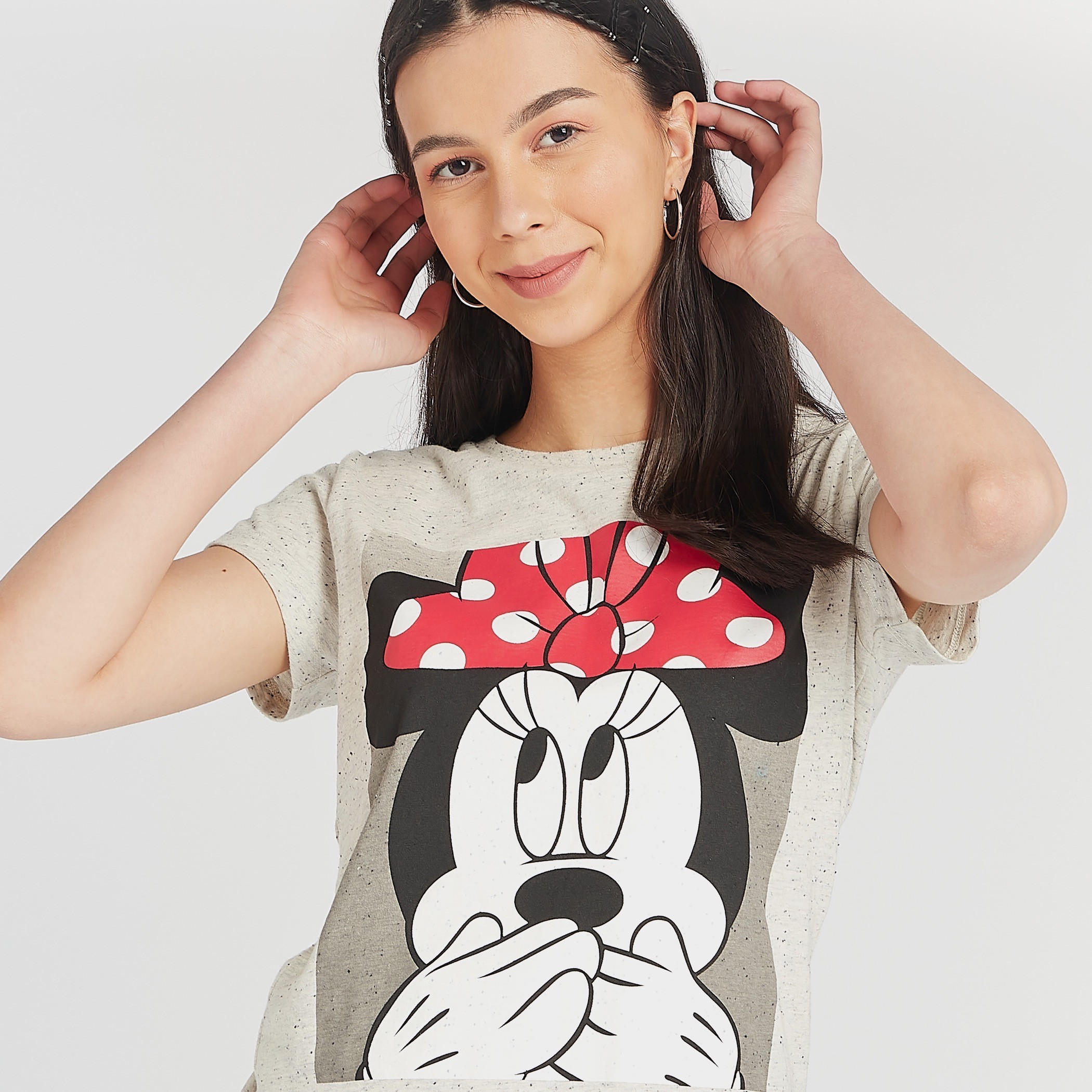 تيشيرت مستدام بياقة ضيّقة وأكمام كاب وطبعات ميني ماوس-women-clothing-tshirts-image-3