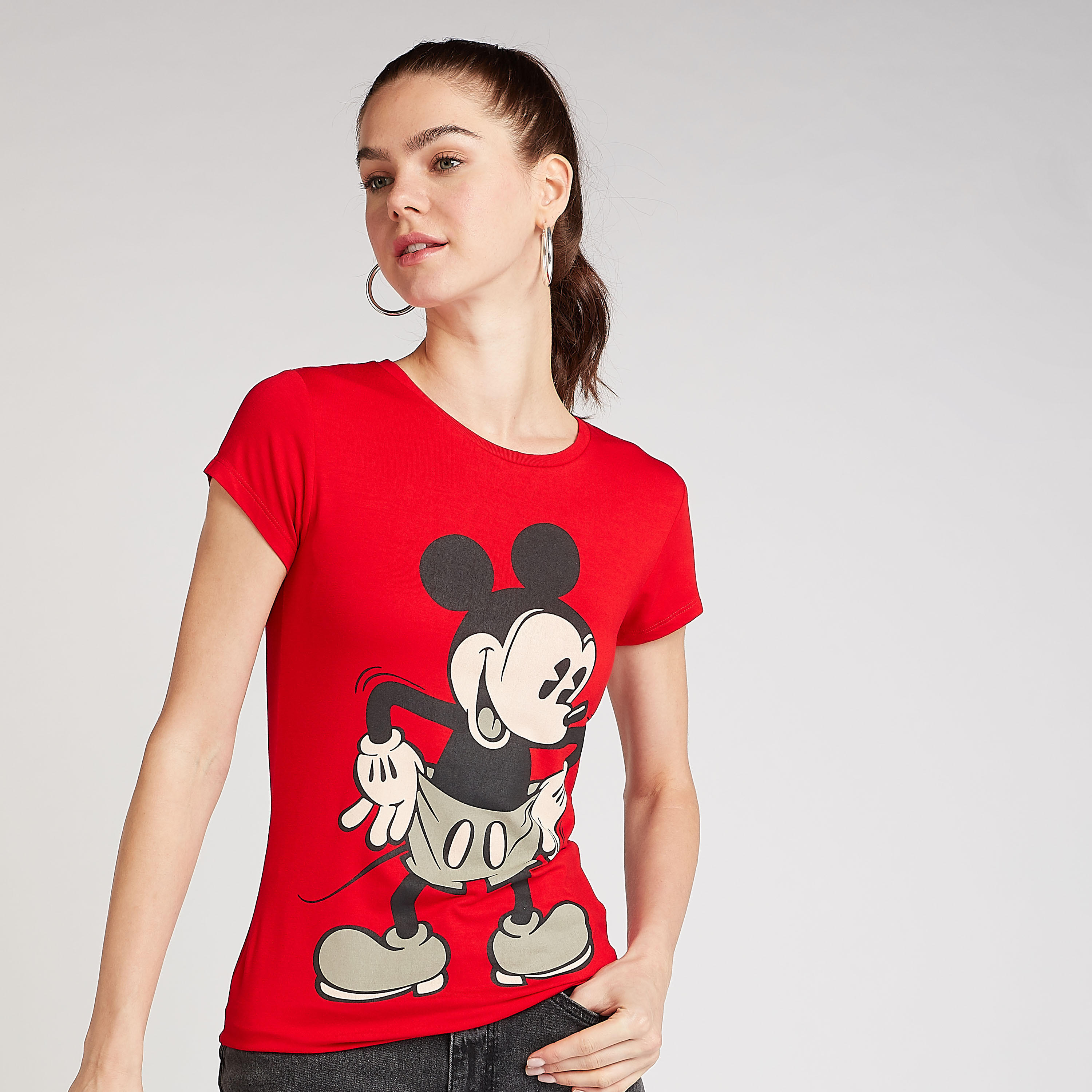 تيشيرت سكيني بياقة مستديرة وأكمام كاب و بطبعات ميكي ماوس-women-clothing-tshirts-image-1