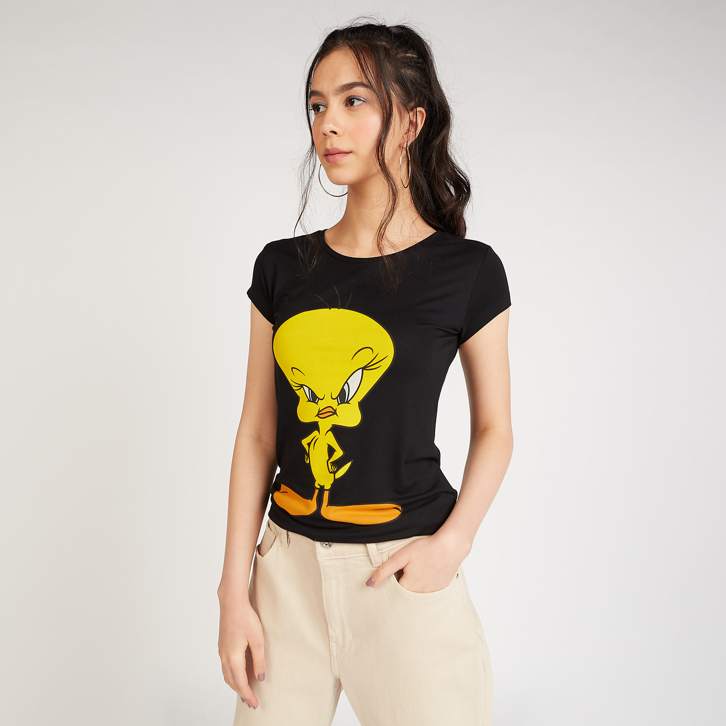 تيشيرت سكيني بياقة ضيقة وأكمام كاب و بطبعات تويتي جرافيك-women-clothing-tshirts-image-1