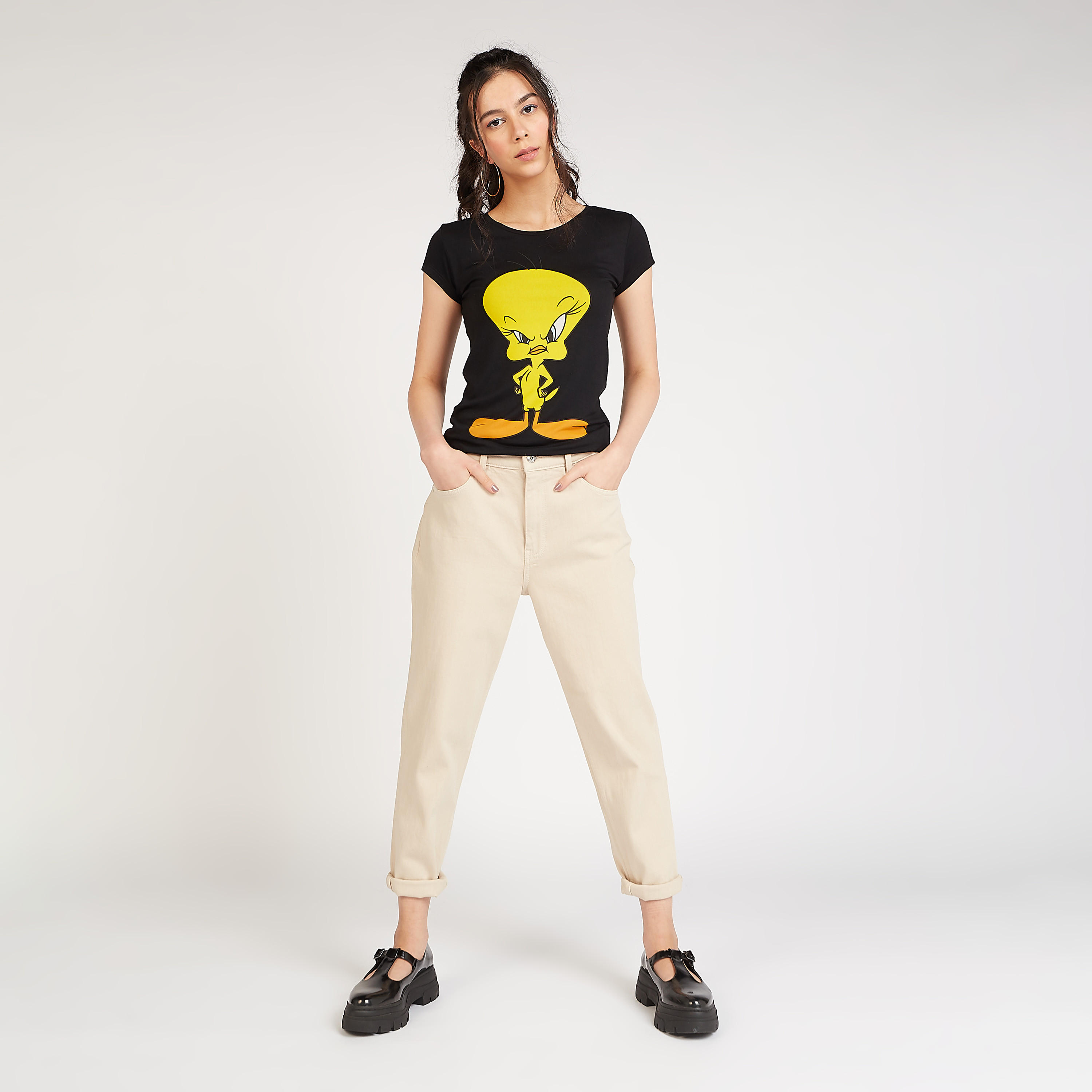 تيشيرت سكيني بياقة ضيقة وأكمام كاب و بطبعات تويتي جرافيك-women-clothing-tshirts-image-2