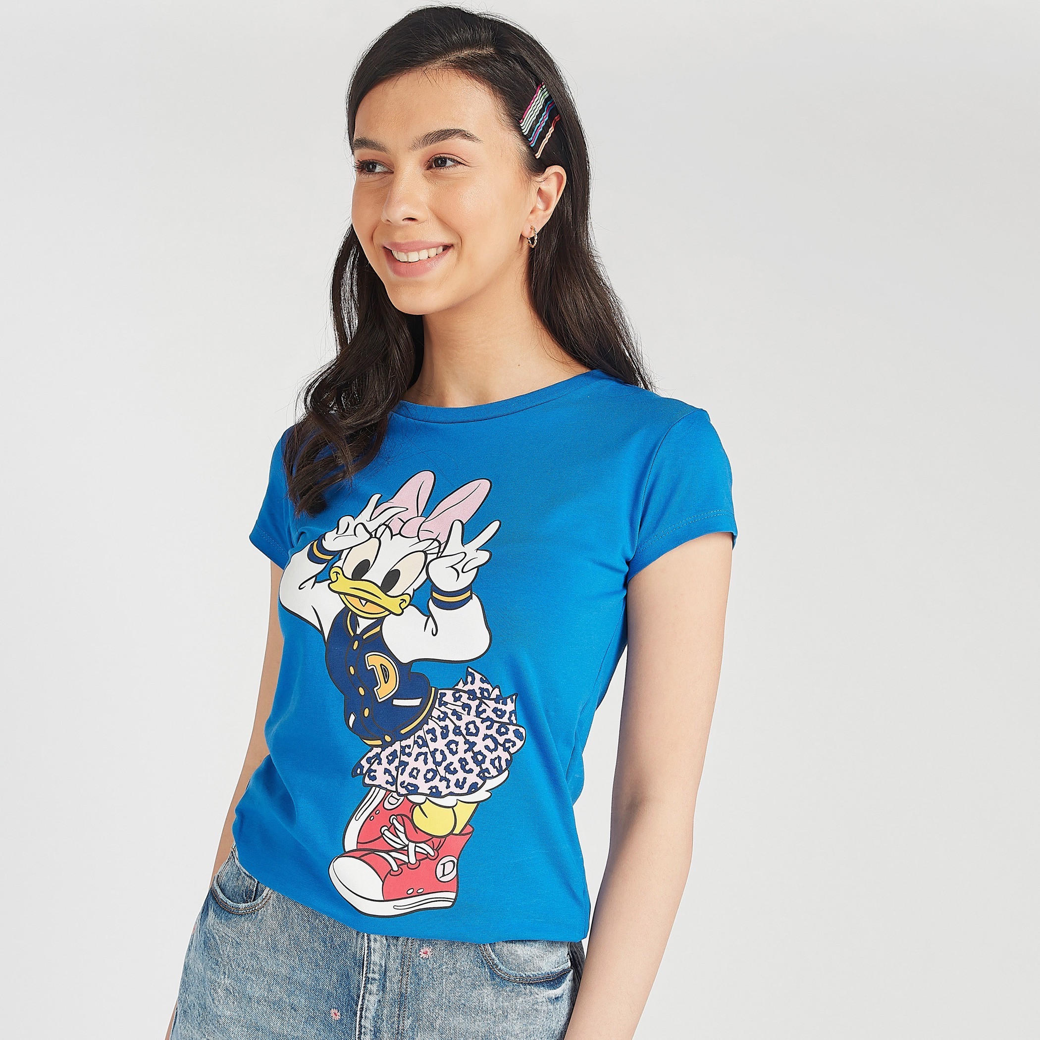 تيشيرت مستدام سكيني بياقة ضيقة وطبعات ديسي دك جرافيك-women-clothing-tshirts-image-1