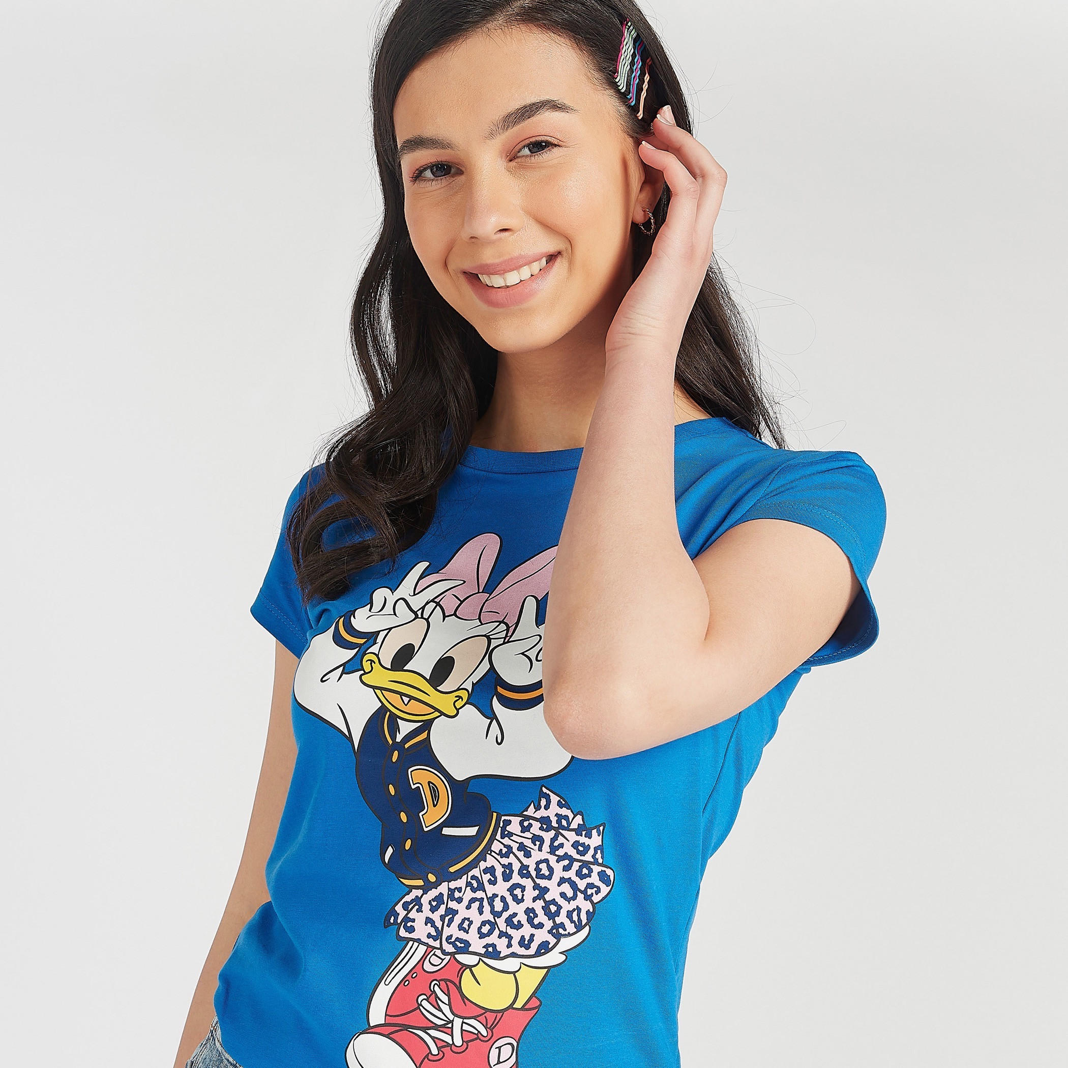 تيشيرت مستدام سكيني بياقة ضيقة وطبعات ديسي دك جرافيك-women-clothing-tshirts-image-2