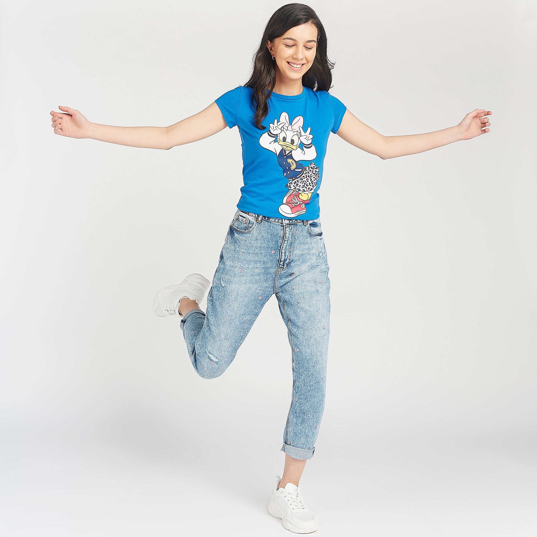 تيشيرت مستدام سكيني بياقة ضيقة وطبعات ديسي دك جرافيك-women-clothing-tshirts-image-3