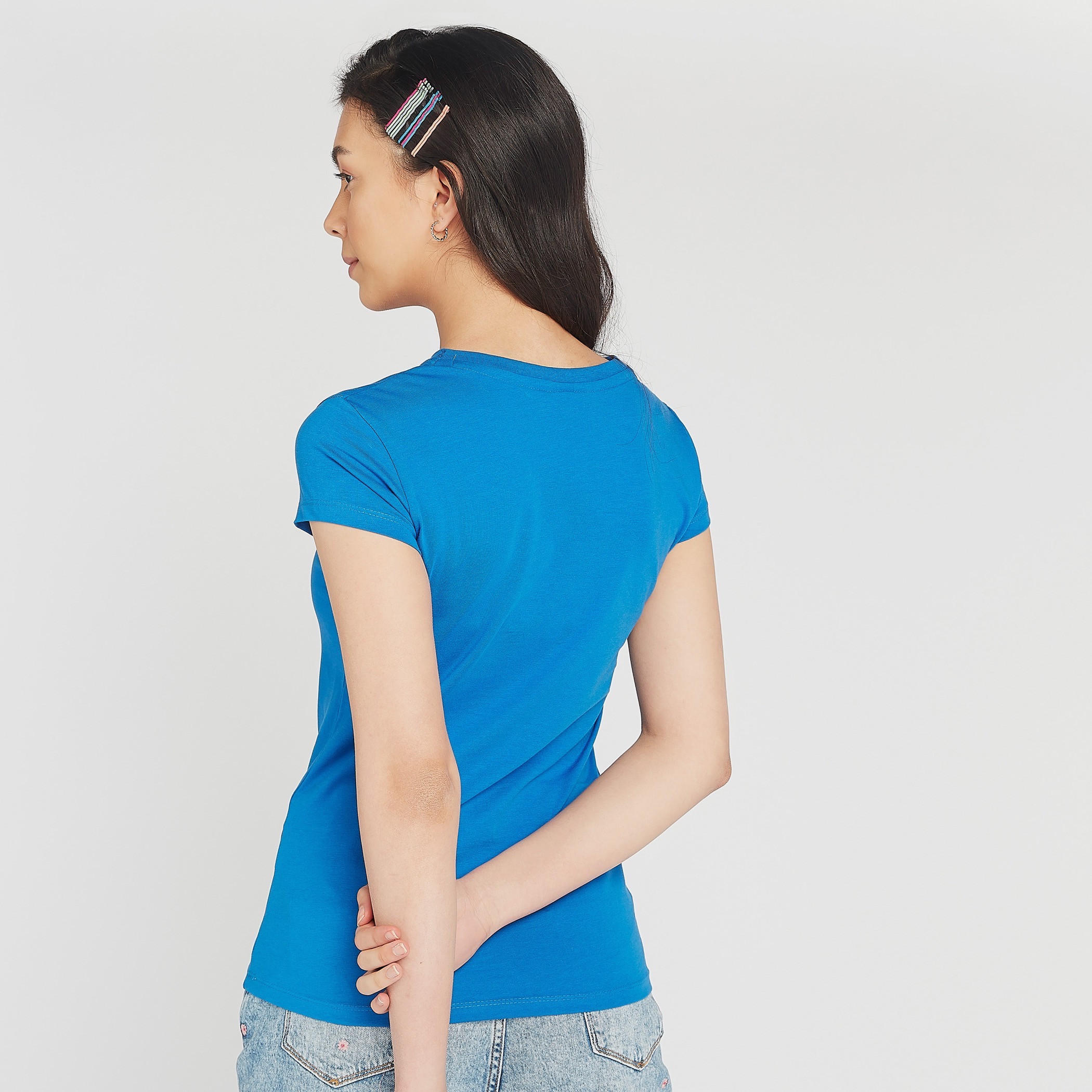 تيشيرت مستدام سكيني بياقة ضيقة وطبعات ديسي دك جرافيك-women-clothing-tshirts-image-4