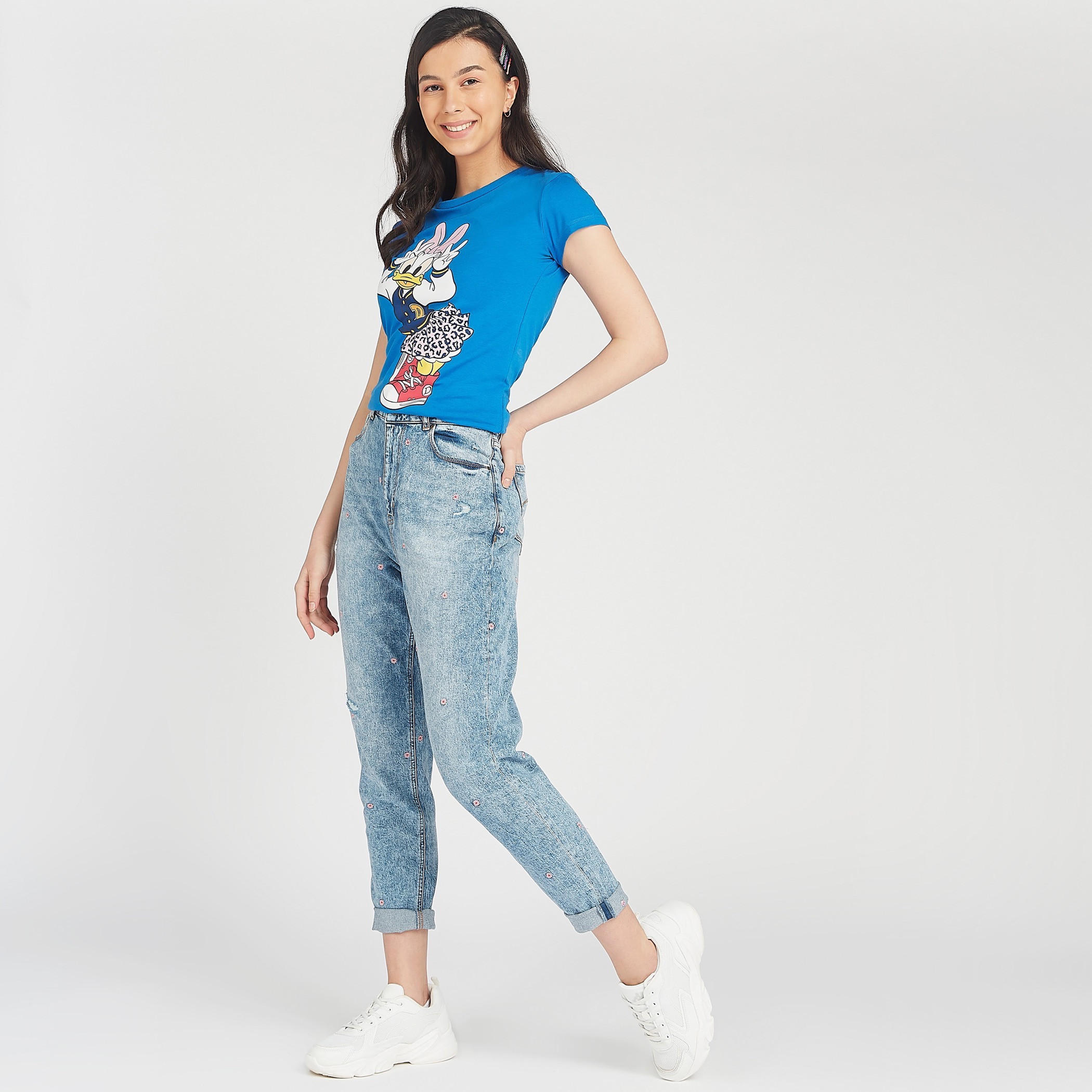 تيشيرت مستدام سكيني بياقة ضيقة وطبعات ديسي دك جرافيك-women-clothing-tshirts-image-5