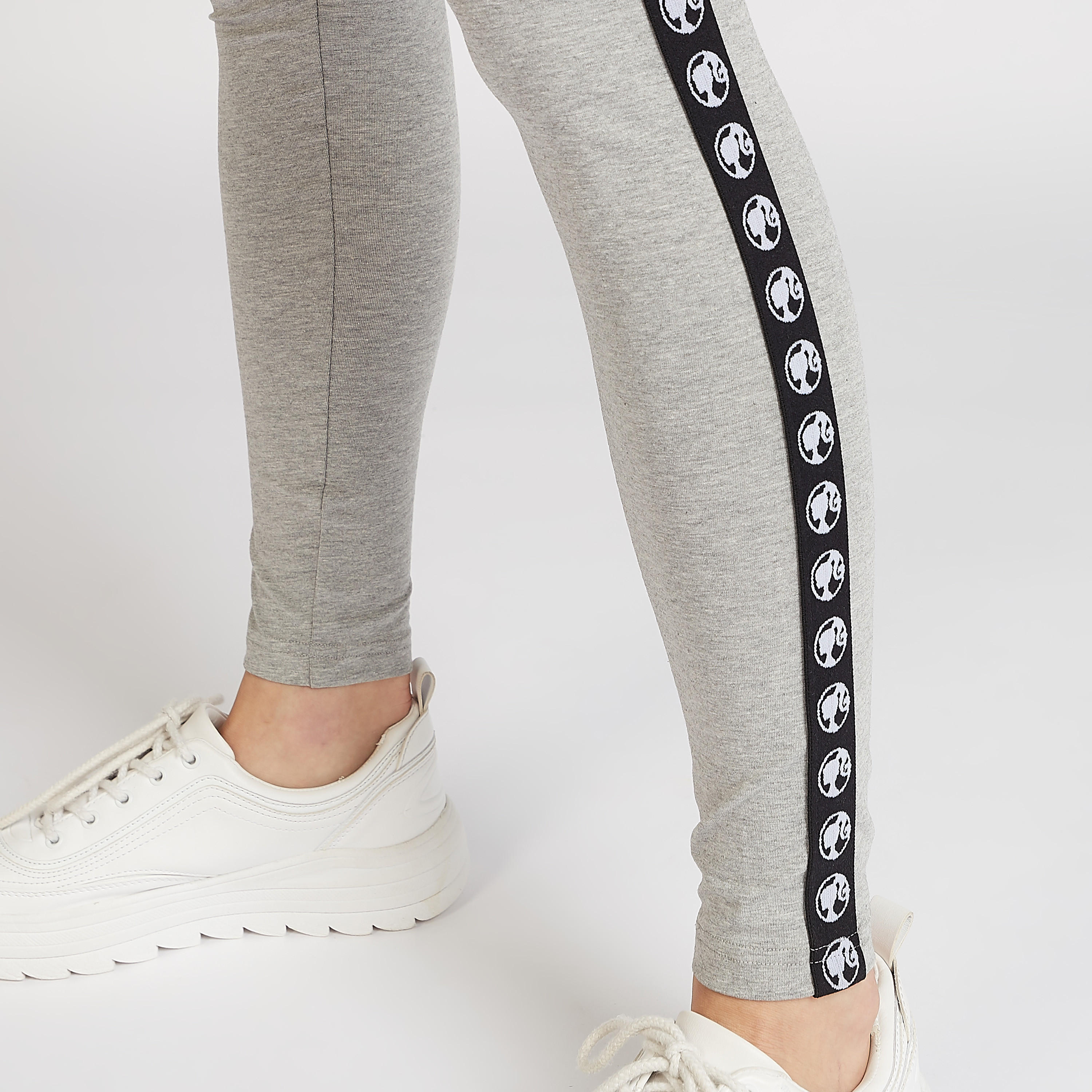 بنطلون ليقنز مستدام بخصر مطّاطي وطبعات باربي-women-clothing-bottoms-leggings-image-3