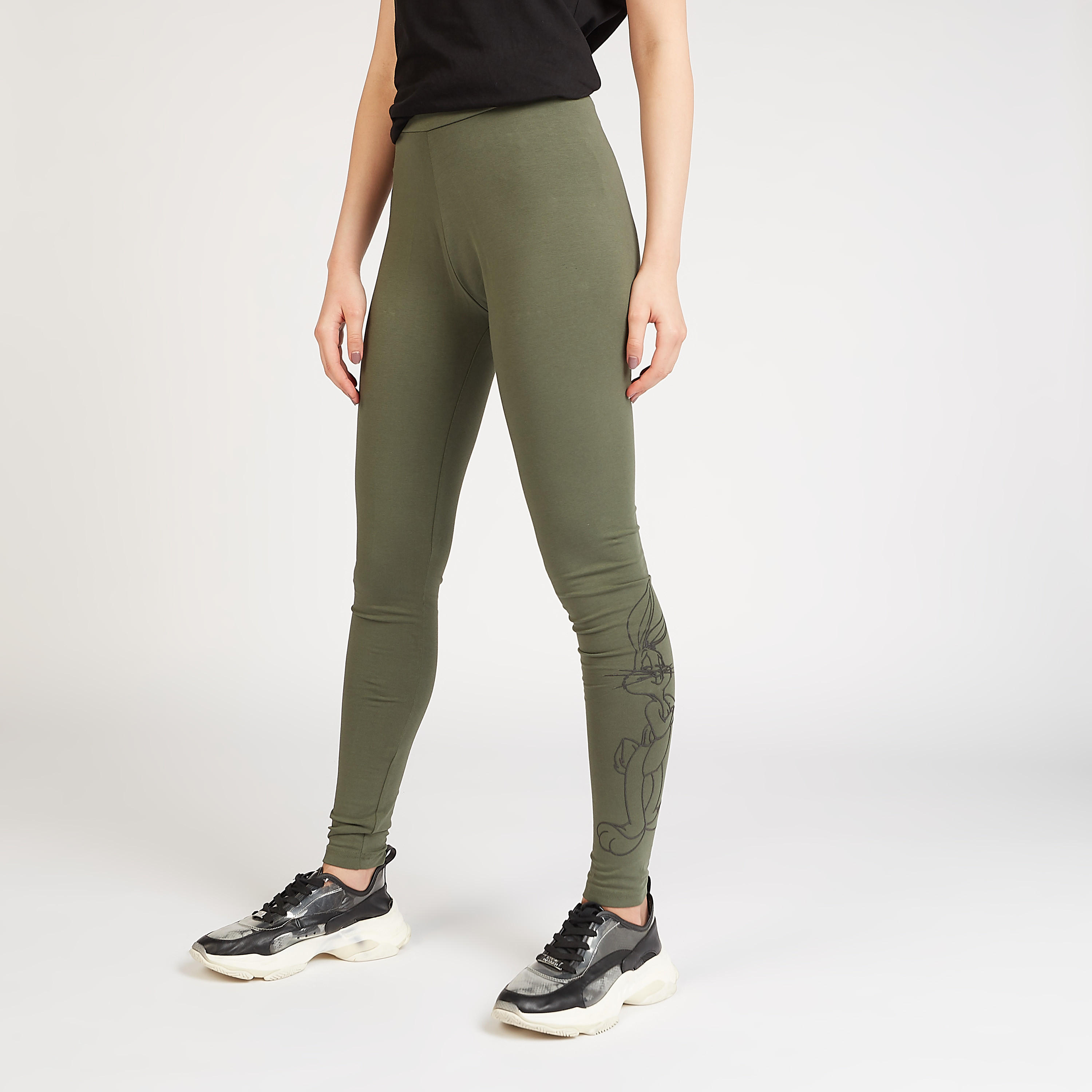 بنطلون ليقنز بخصر مطّاطي وطبعات باجز باني-women-clothing-bottoms-leggings-image-1