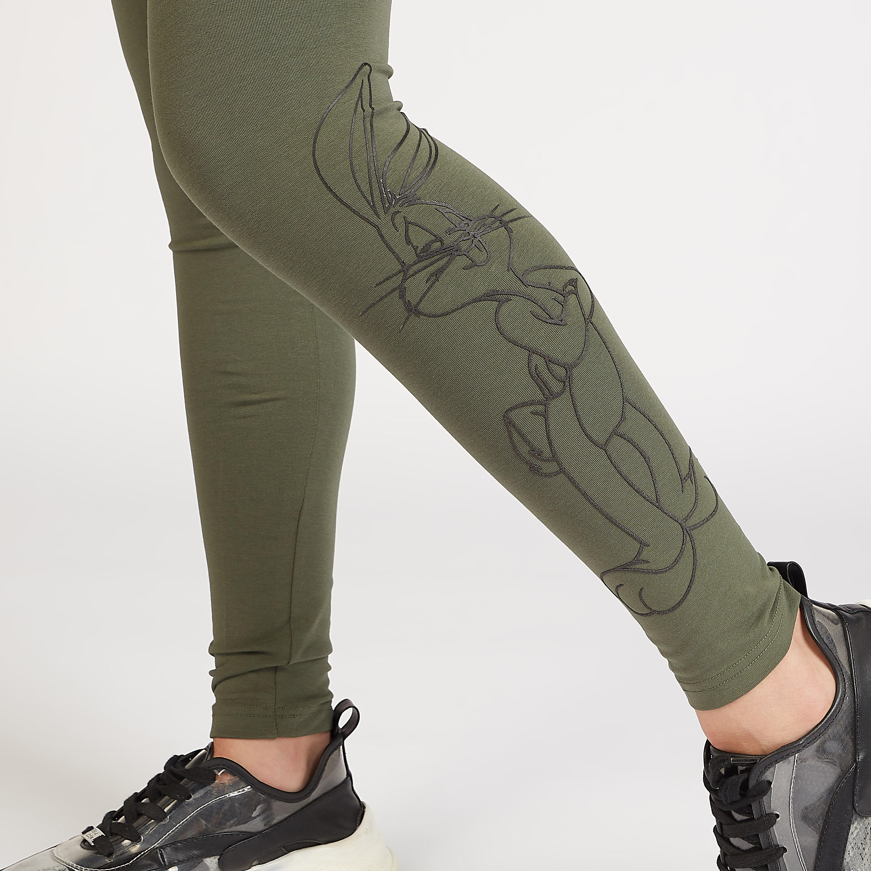 بنطلون ليقنز بخصر مطّاطي وطبعات باجز باني-women-clothing-bottoms-leggings-image-3