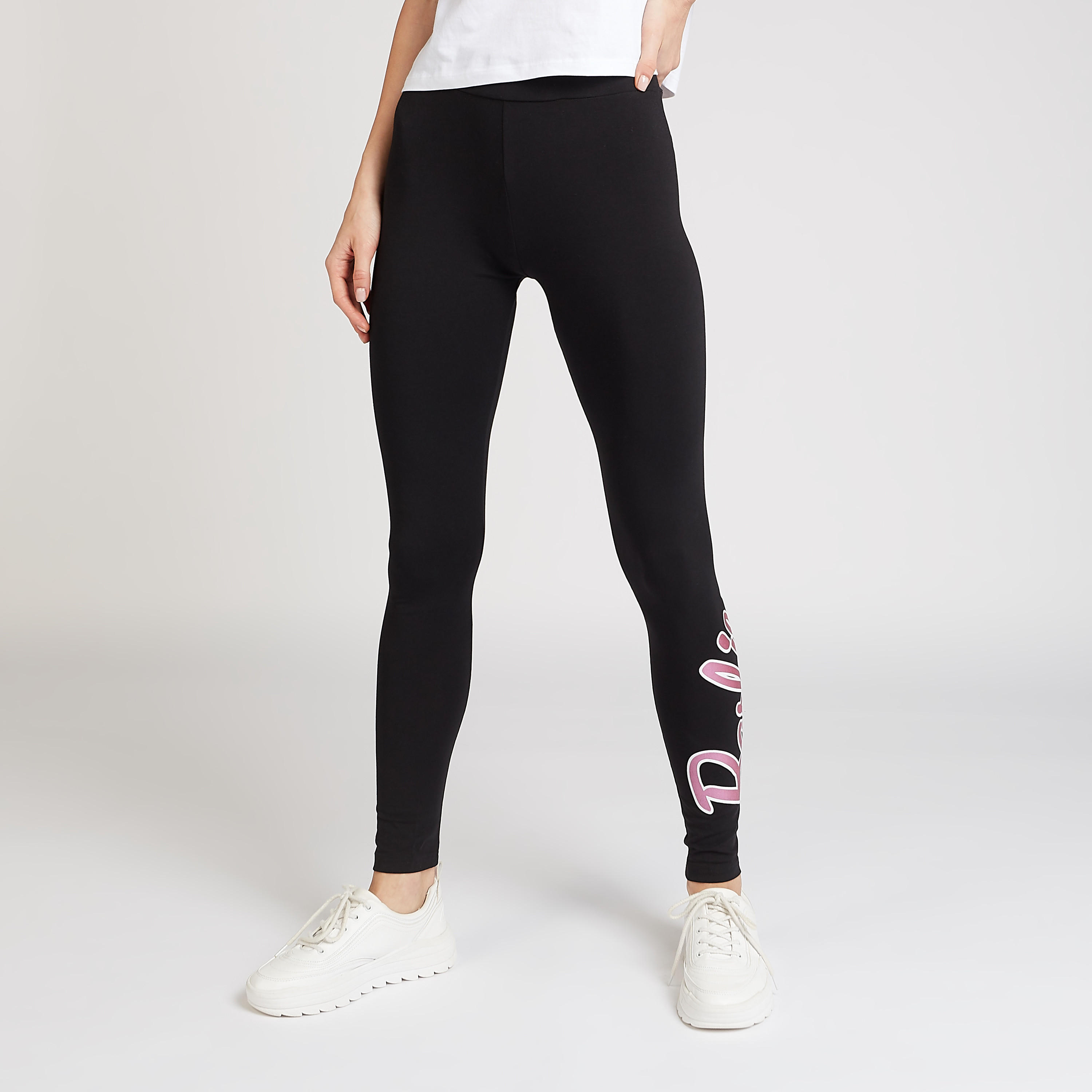 بنطلون مستدام ليقنز بطبعات باربي وخصر مطّاطي-women-clothing-bottoms-leggings-image-1