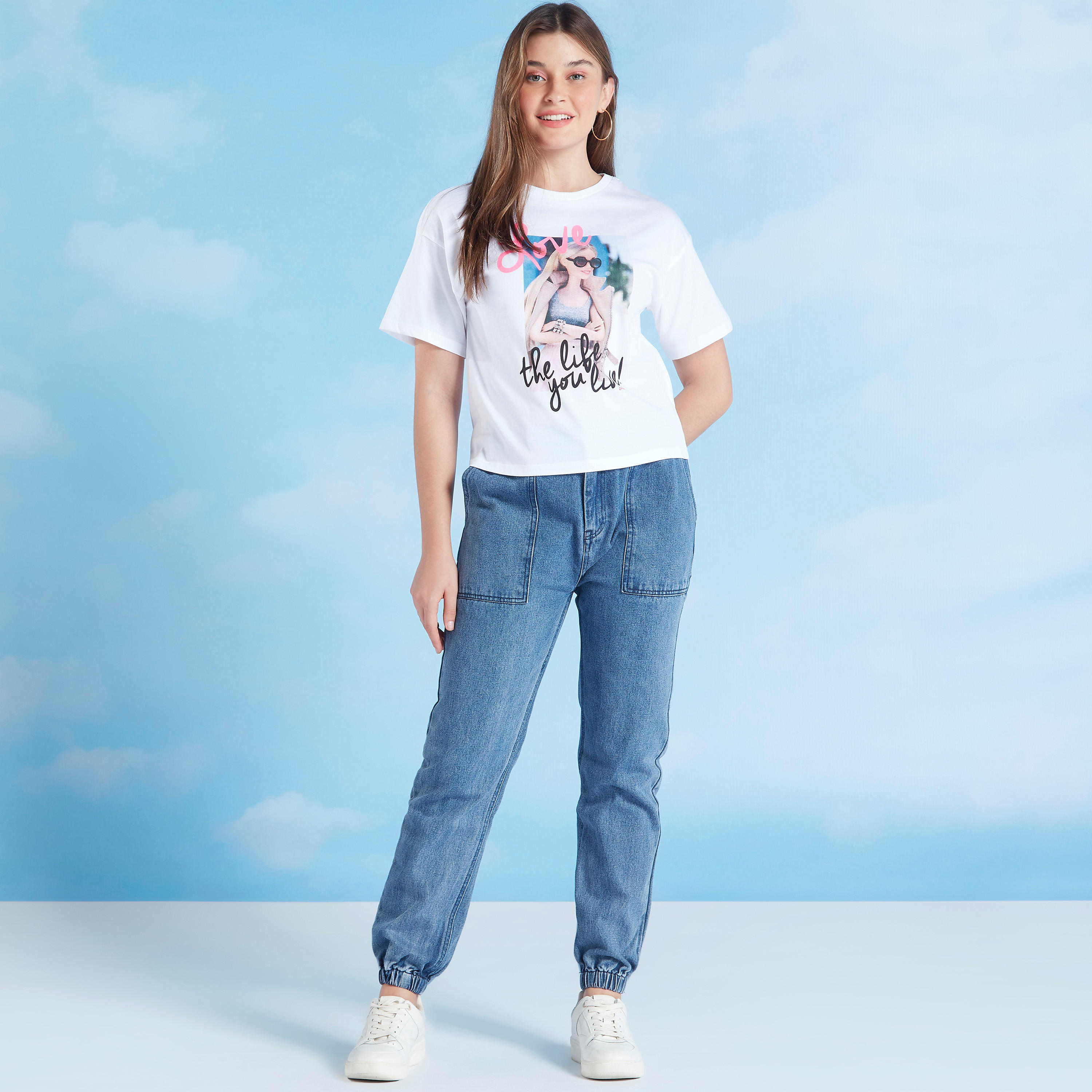 تيشيرت سكيني فيت بياقة ضيقة وأكمام قصيرة وطبعات باربي-women-clothing-tshirts-image-2