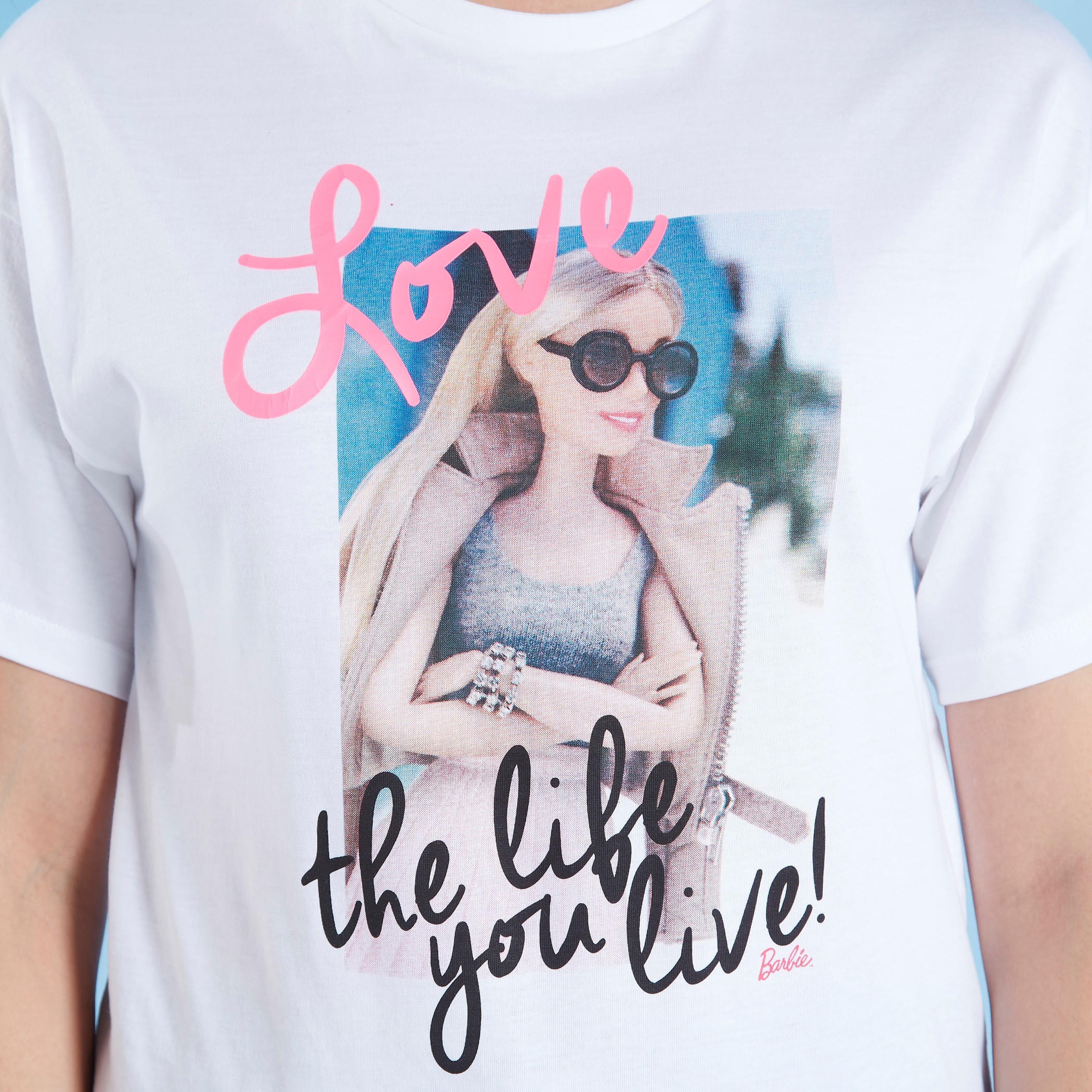 تيشيرت سكيني فيت بياقة ضيقة وأكمام قصيرة وطبعات باربي-women-clothing-tshirts-image-3