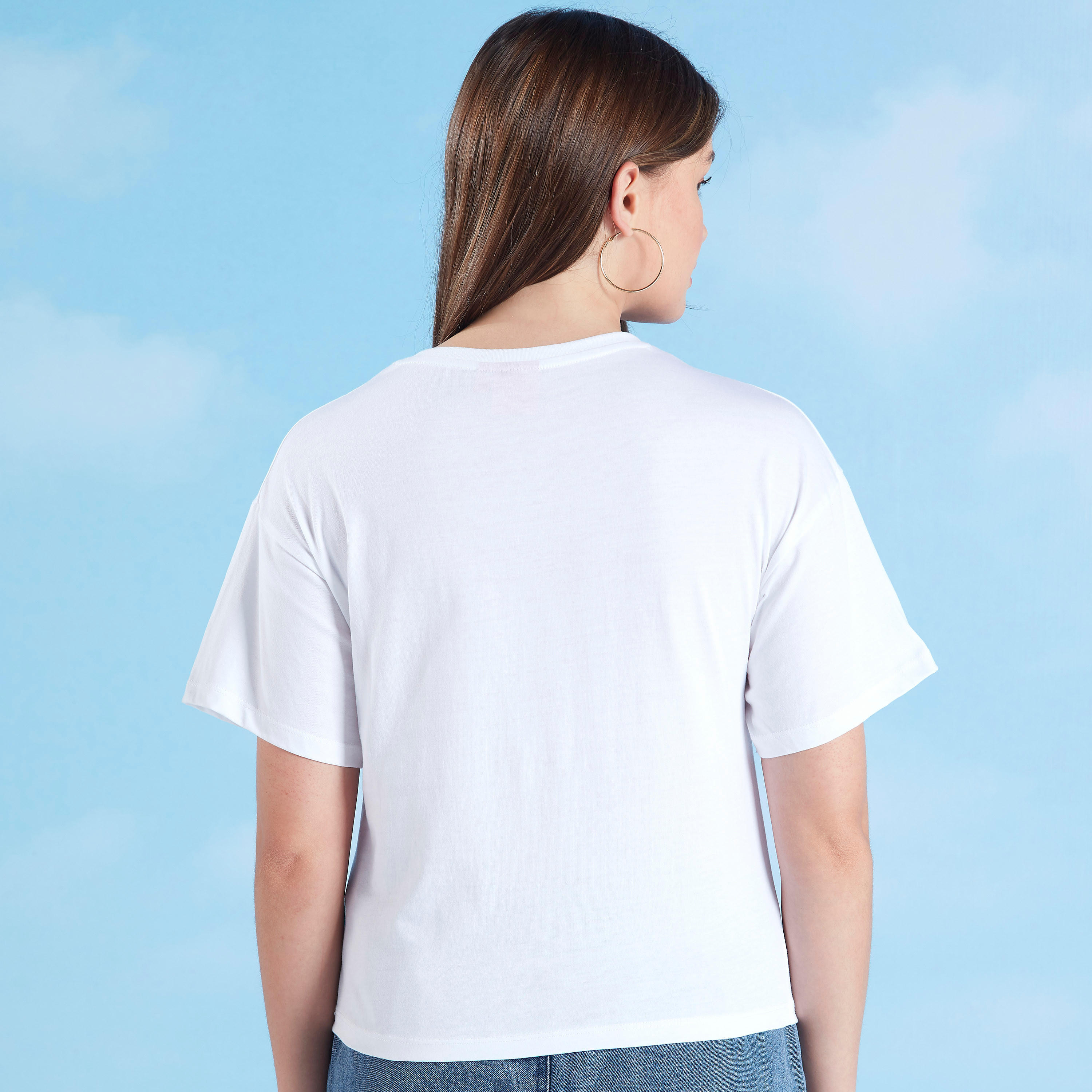 تيشيرت سكيني فيت بياقة ضيقة وأكمام قصيرة وطبعات باربي-women-clothing-tshirts-image-4