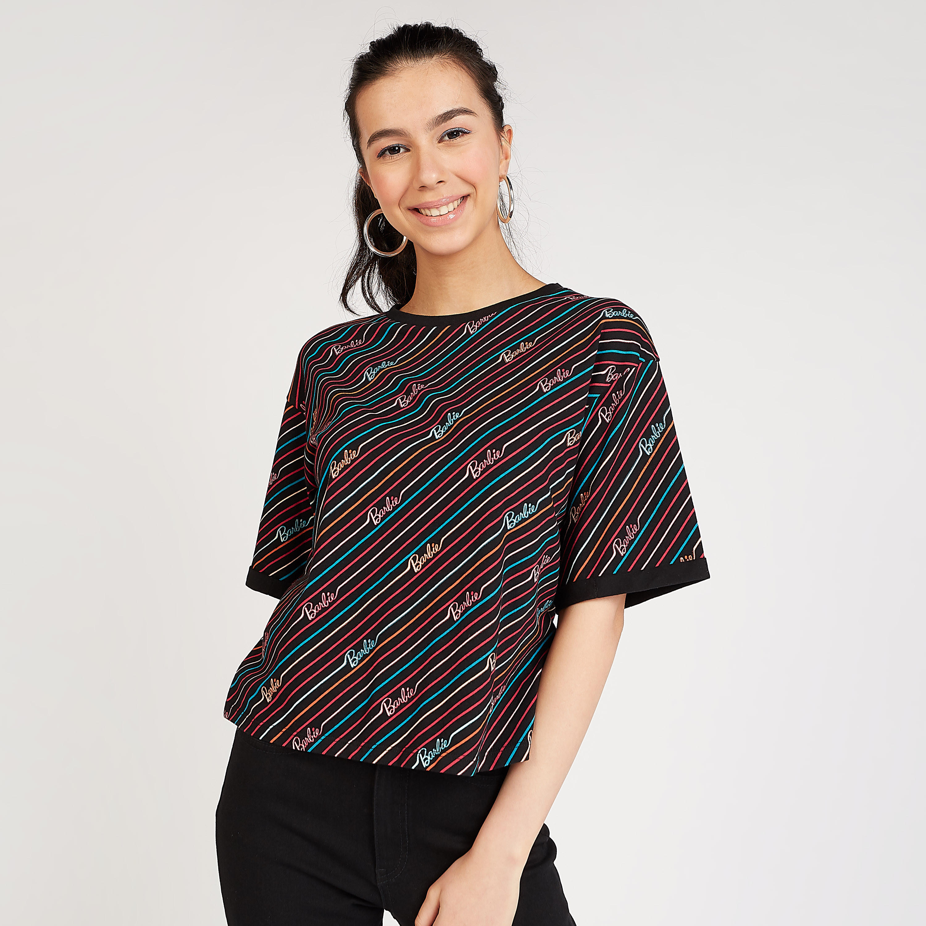 تيشيرت سكيني فيت بياقة ضيقة وأكمام قصيرة وطبعات باربي-women-clothing-tshirts-image-1