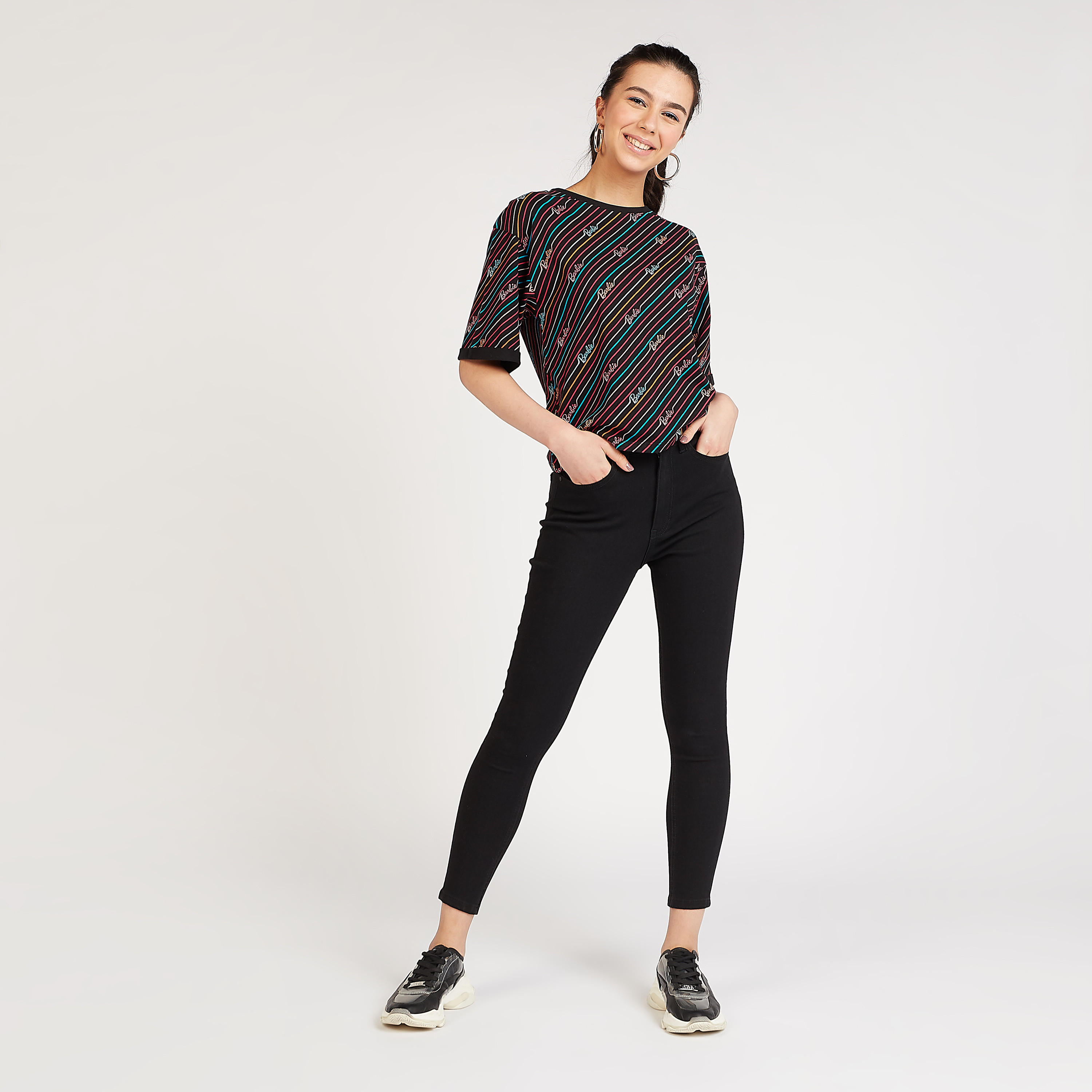 تيشيرت سكيني فيت بياقة ضيقة وأكمام قصيرة وطبعات باربي-women-clothing-tshirts-image-2