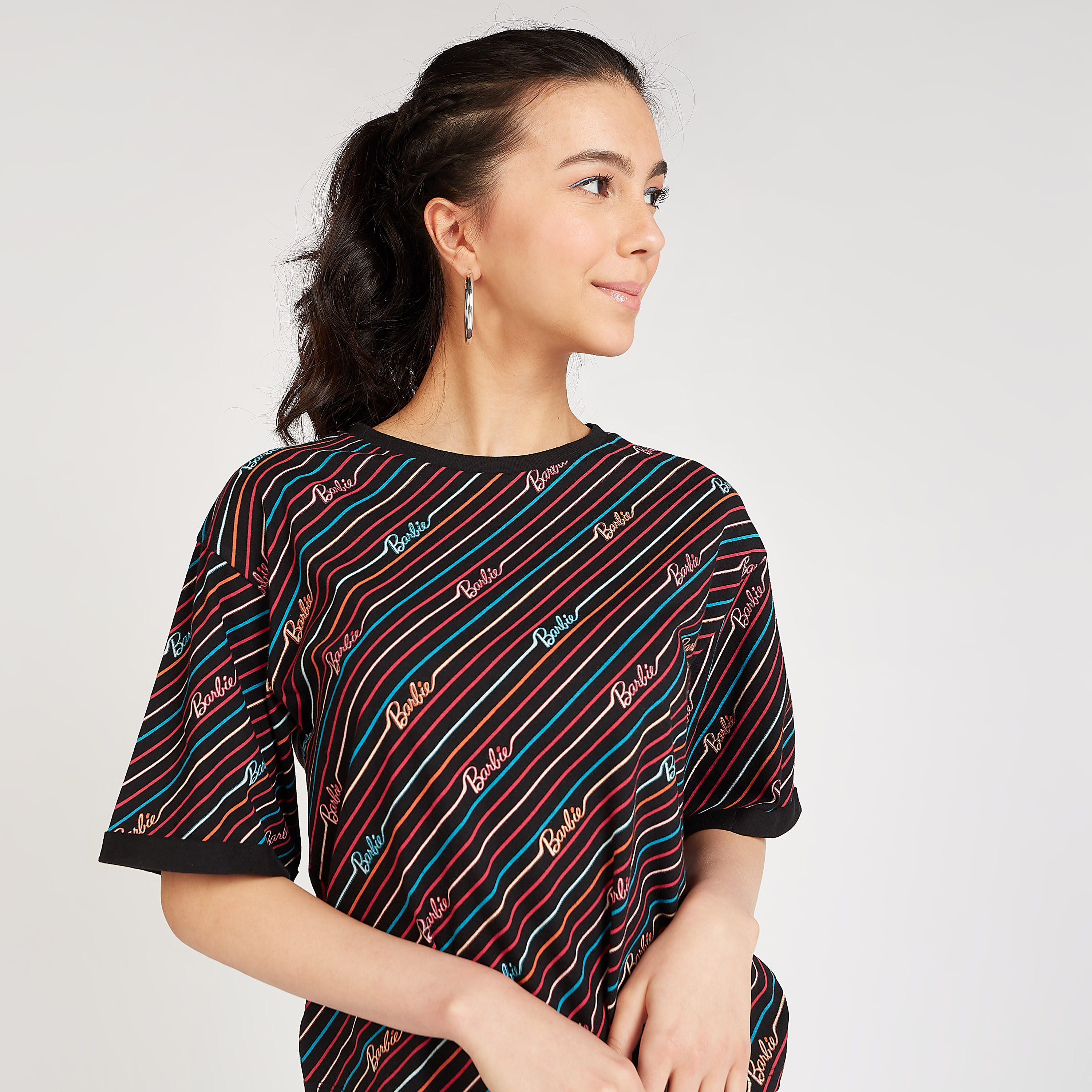تيشيرت سكيني فيت بياقة ضيقة وأكمام قصيرة وطبعات باربي-women-clothing-tshirts-image-3