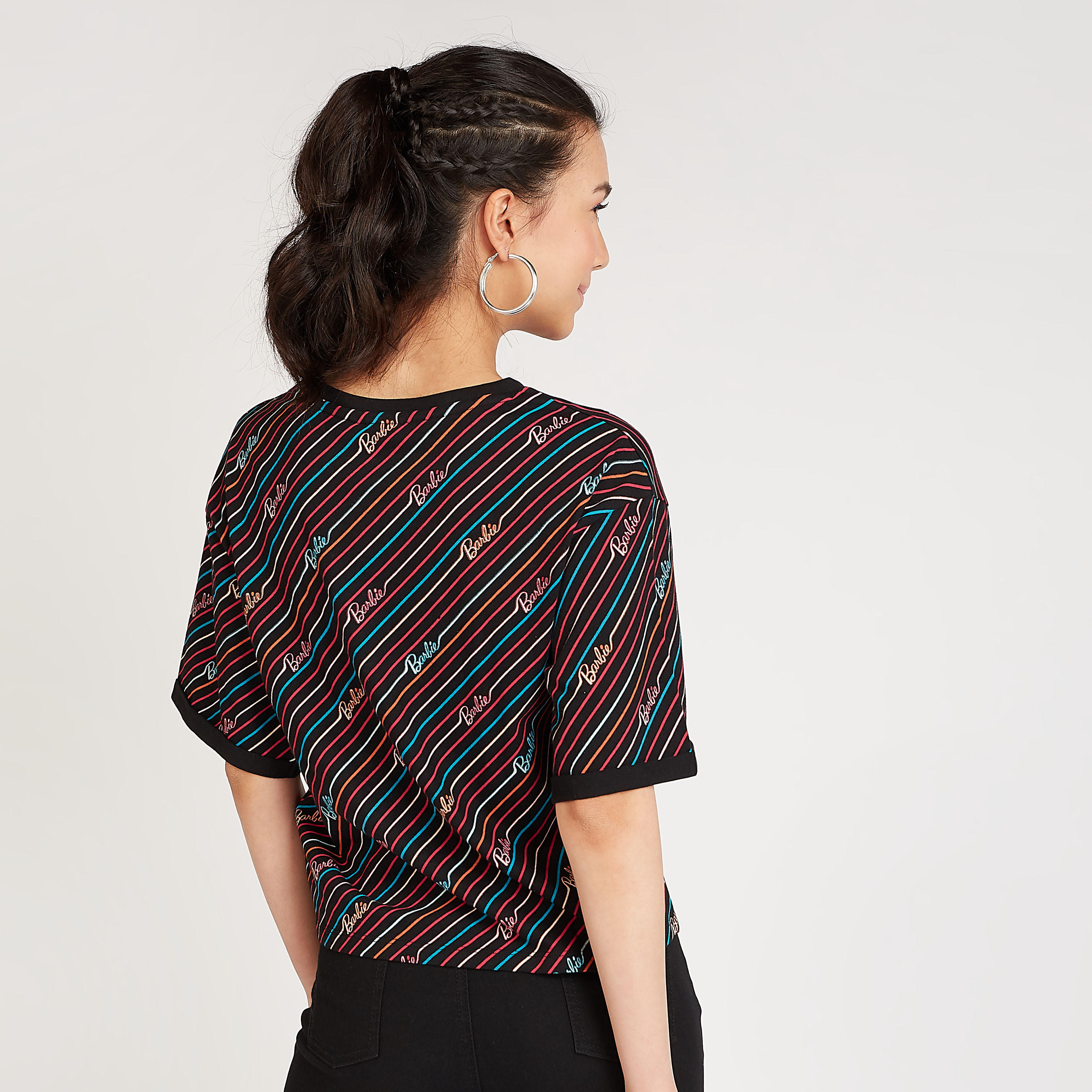 تيشيرت سكيني فيت بياقة ضيقة وأكمام قصيرة وطبعات باربي-women-clothing-tshirts-image-4