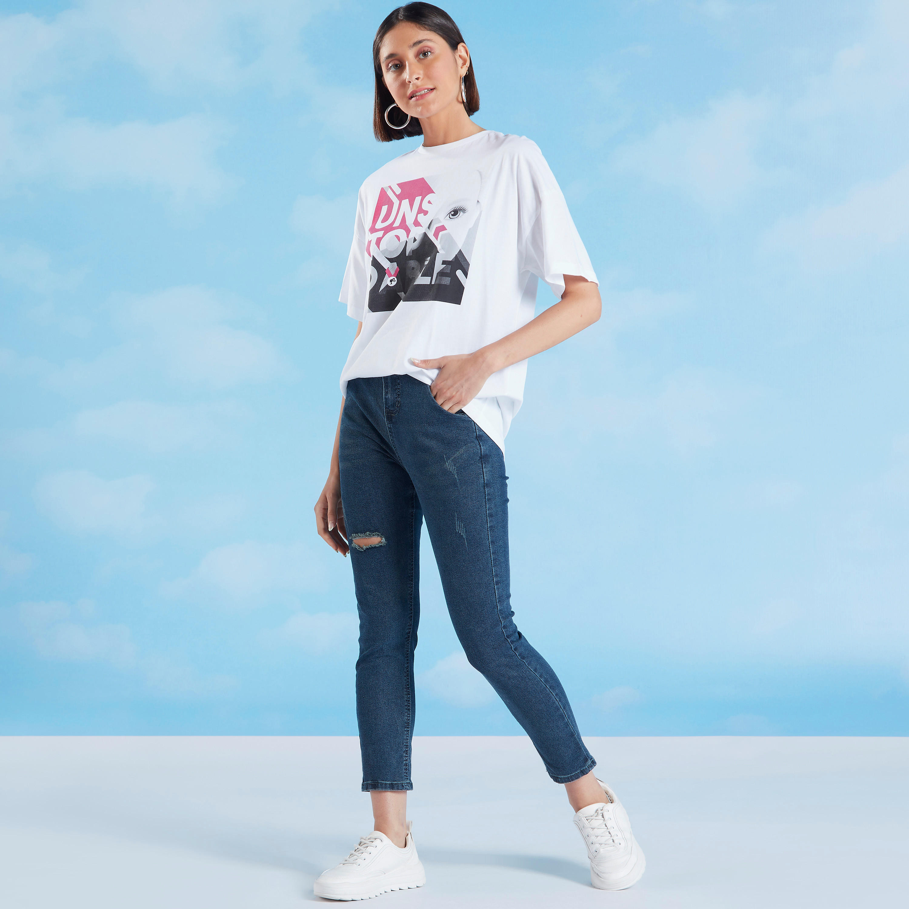تيشيرت سكيني فيت بأكمام قصيرة وياقة ضيقة وطبعات جرافيك-women-clothing-tshirts-image-2