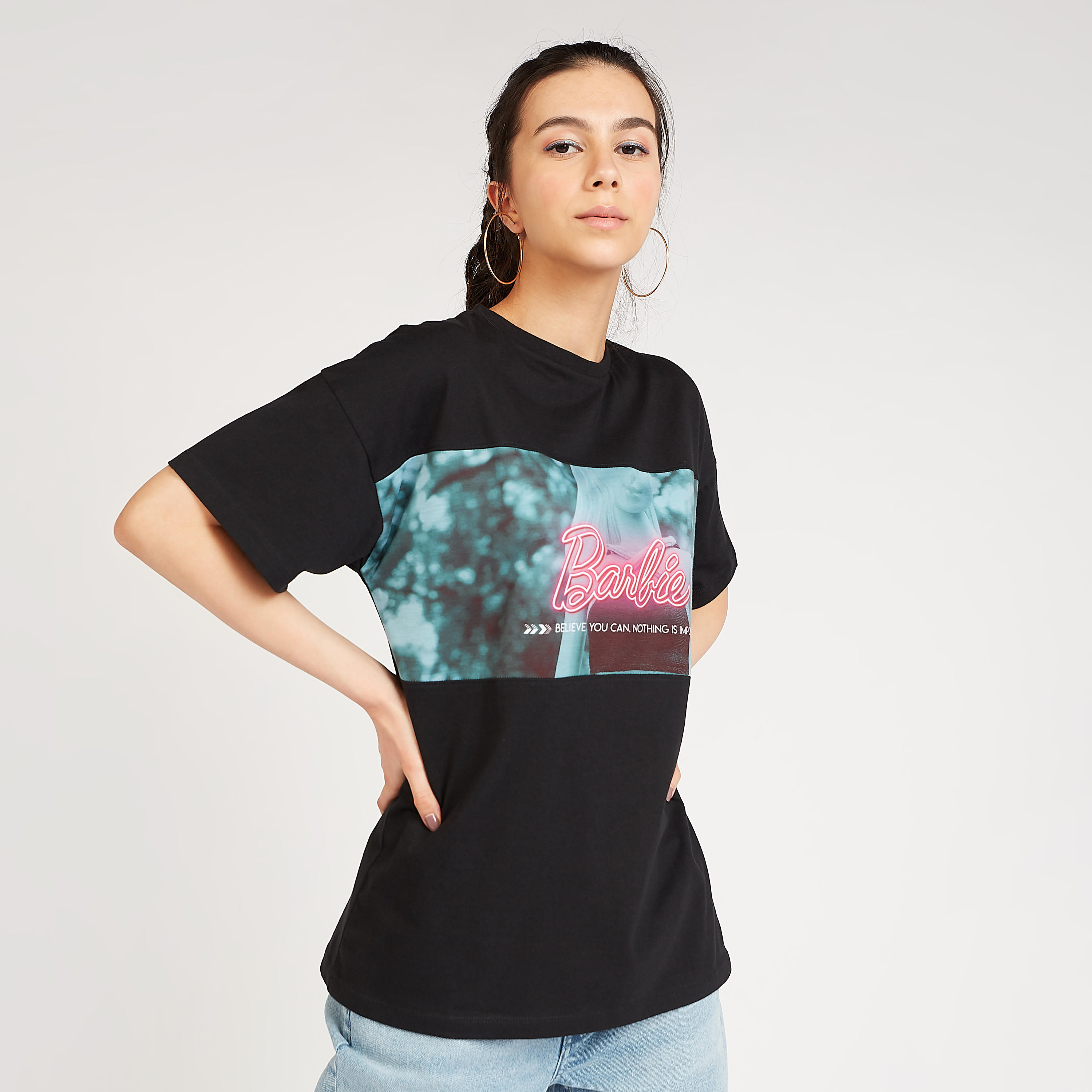 تيشيرت بياقة ضيّقة وأكمام قصيرة وطبعات باربي جرافيكيّة-women-clothing-tshirts-image-1