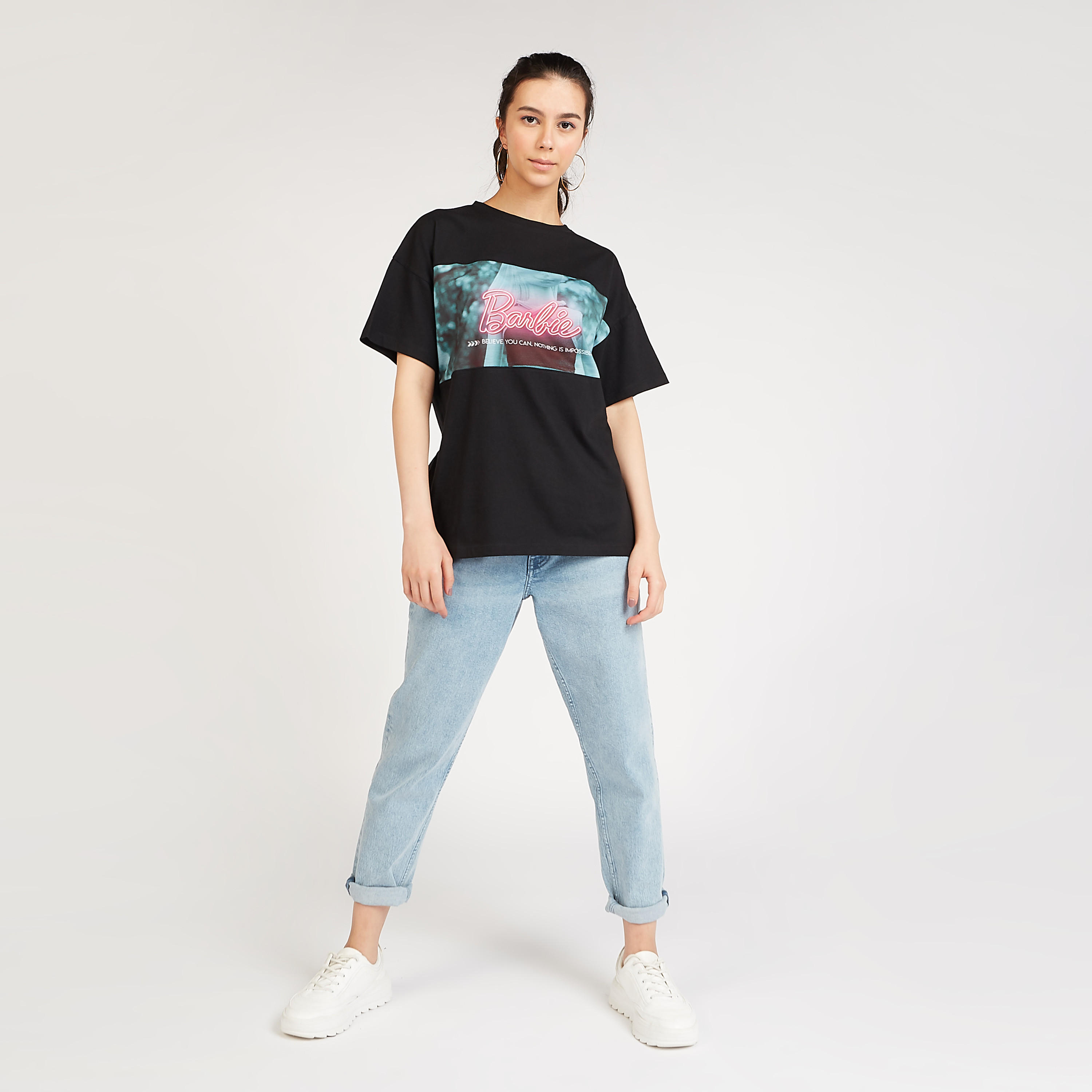 تيشيرت بياقة ضيّقة وأكمام قصيرة وطبعات باربي جرافيكيّة-women-clothing-tshirts-image-2