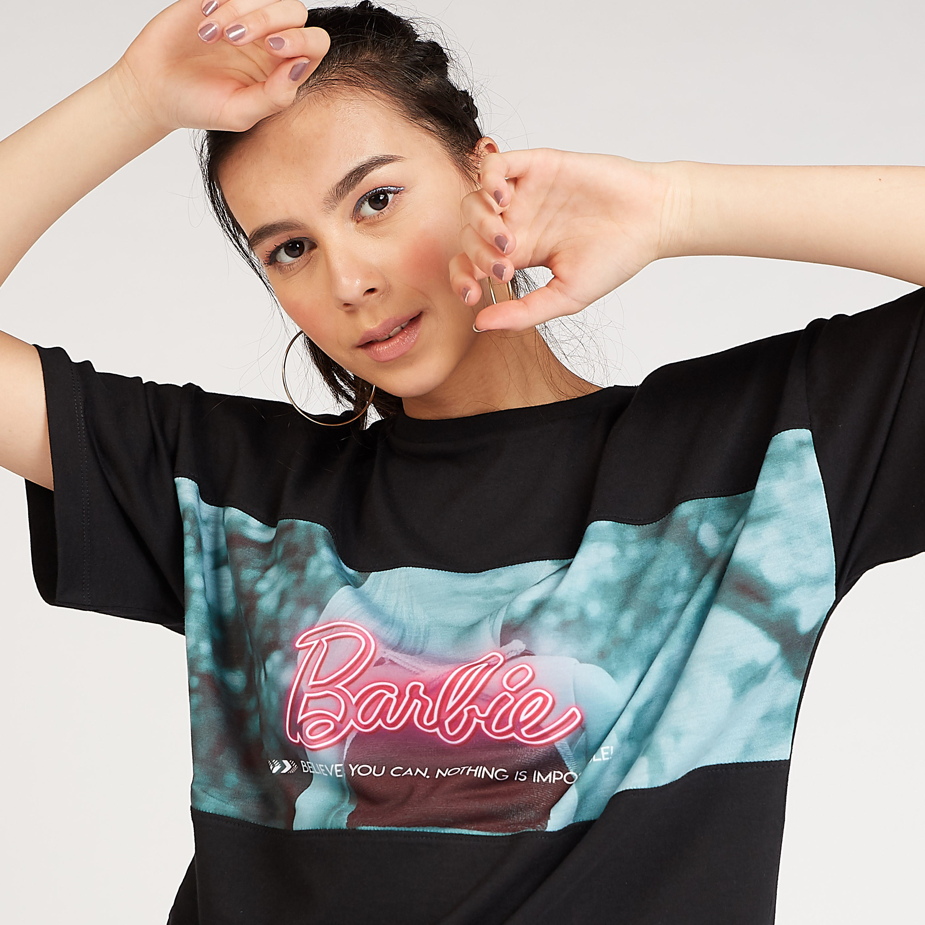 تيشيرت بياقة ضيّقة وأكمام قصيرة وطبعات باربي جرافيكيّة-women-clothing-tshirts-image-3