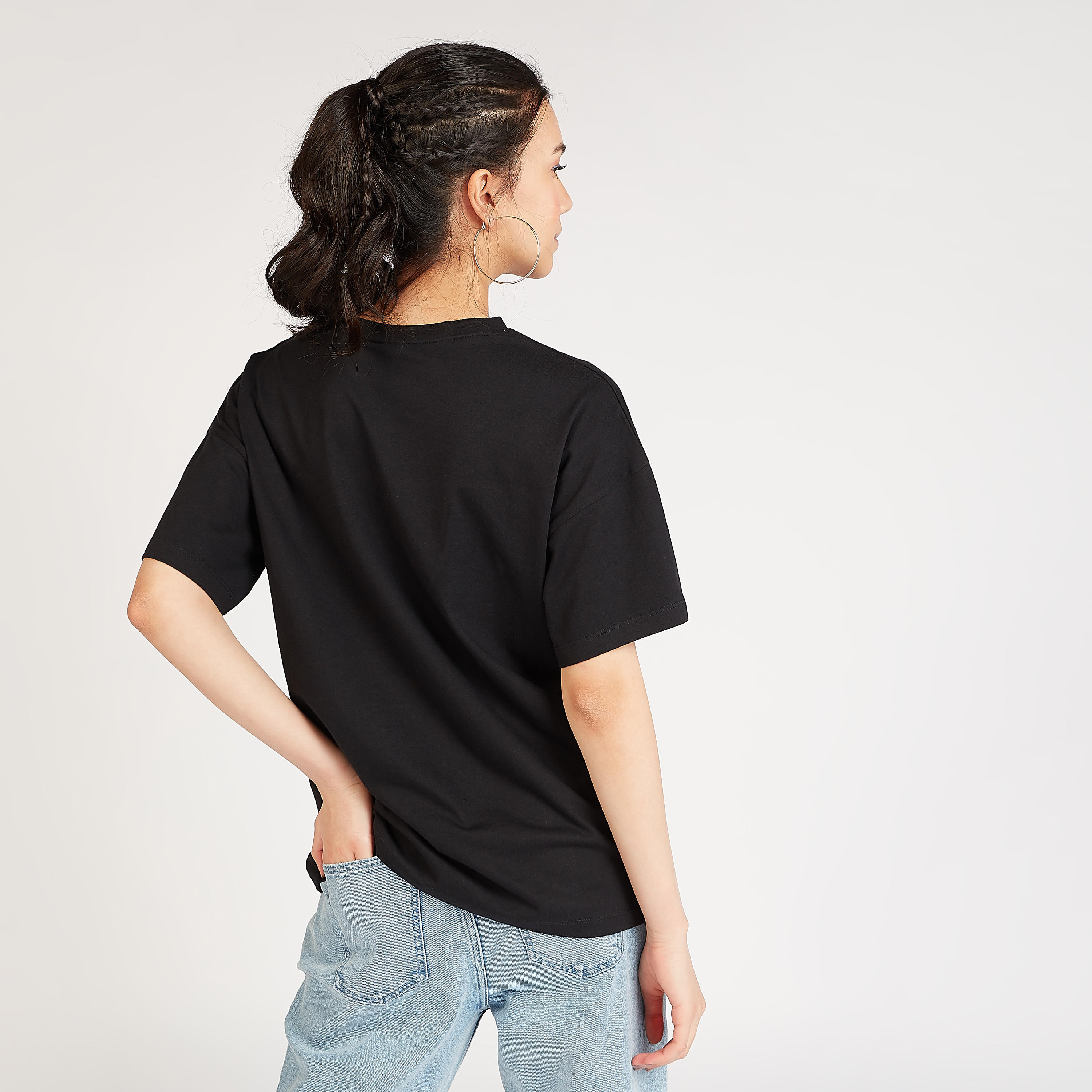تيشيرت بياقة ضيّقة وأكمام قصيرة وطبعات باربي جرافيكيّة-women-clothing-tshirts-image-4