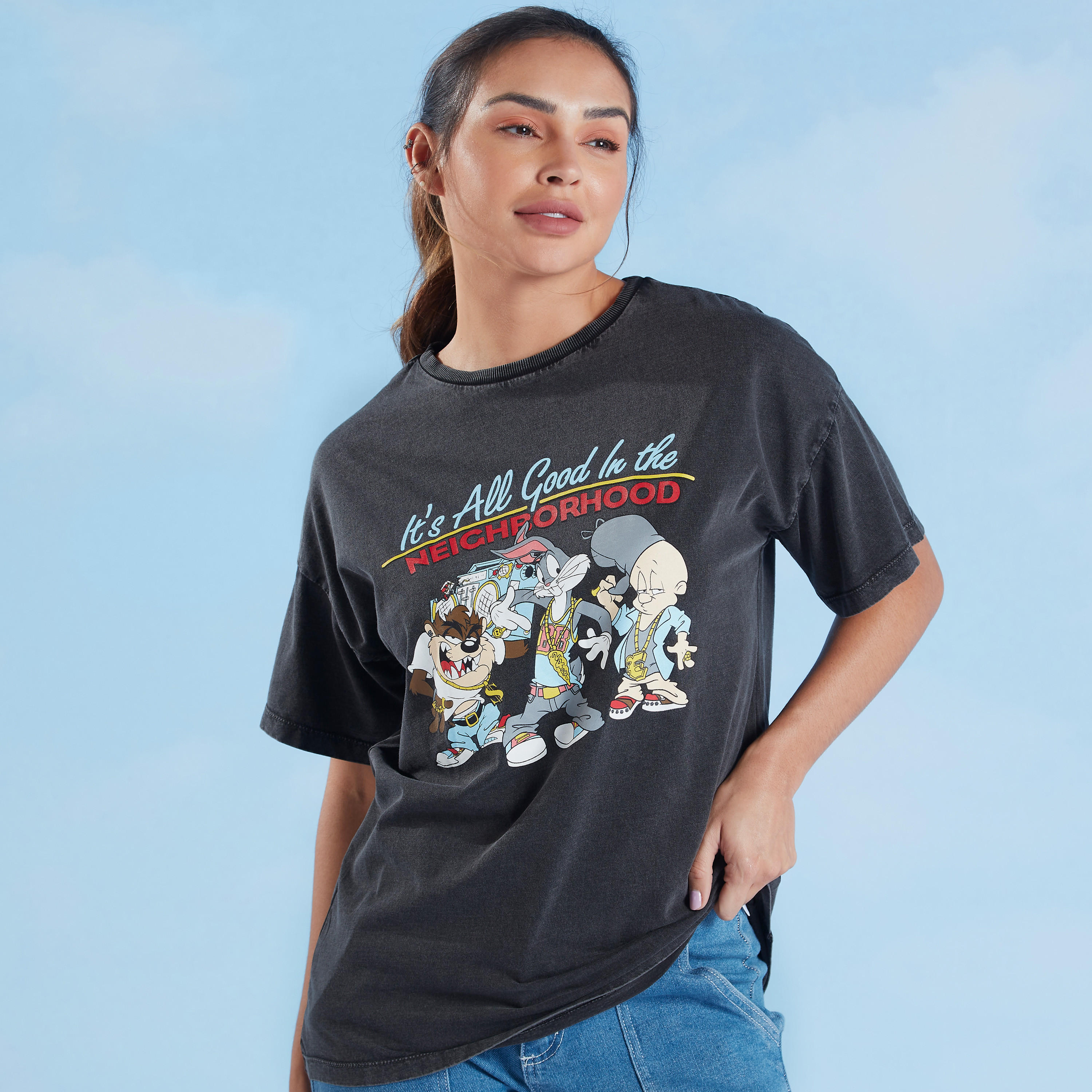تيشيرت بياقة ضيقة وأكمام قصيرة بطبعات باجز باني-women-clothing-tshirts-image-1