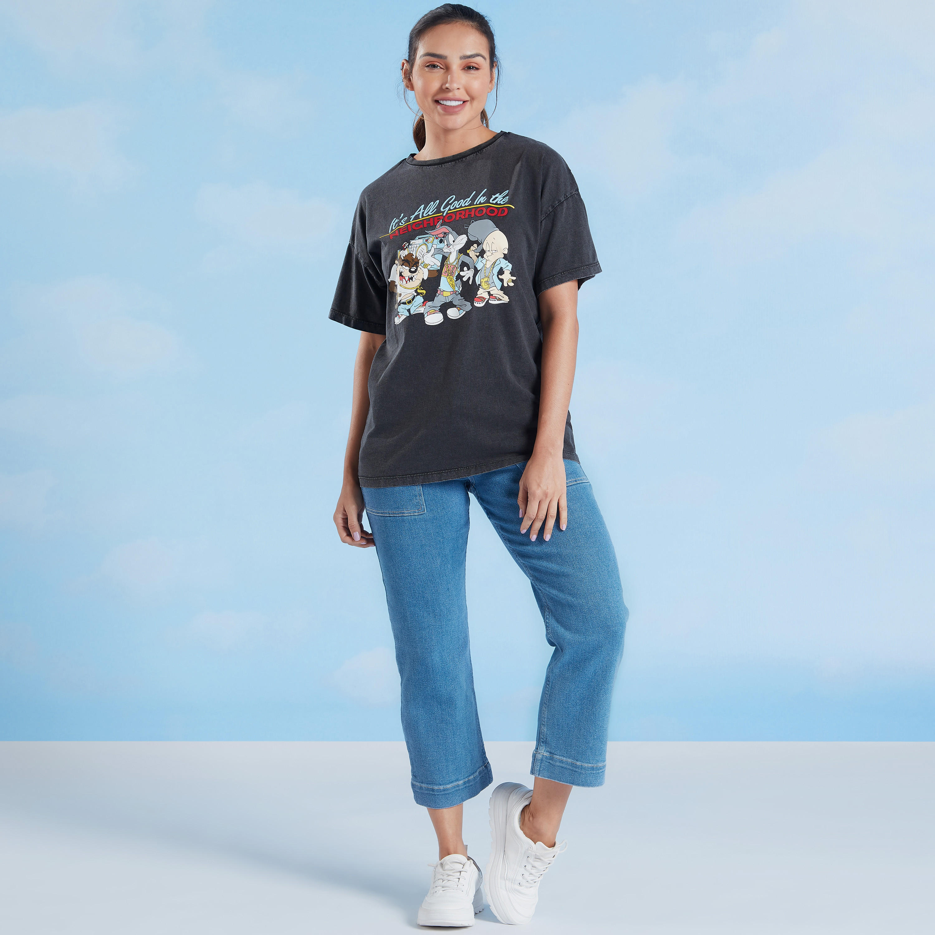 تيشيرت بياقة ضيقة وأكمام قصيرة بطبعات باجز باني-women-clothing-tshirts-image-2