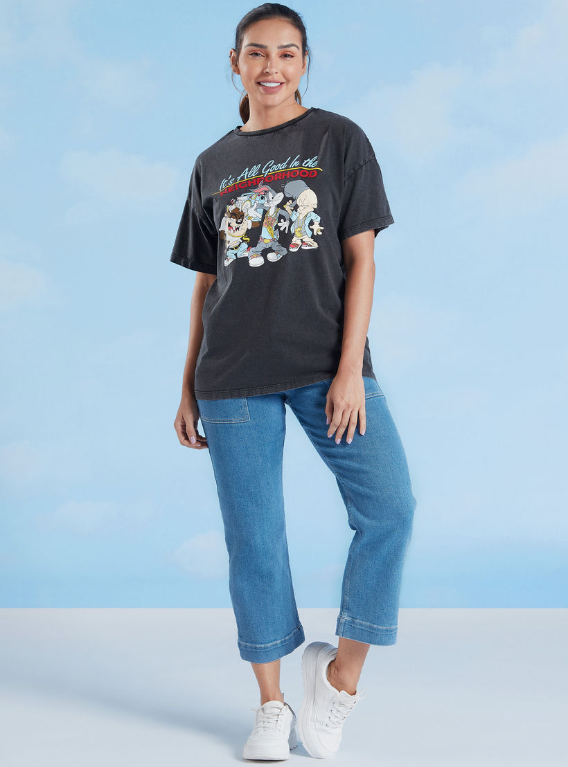 تيشيرت بياقة ضيقة وأكمام قصيرة بطبعات باجز باني-women-clothing-tshirts-image-2