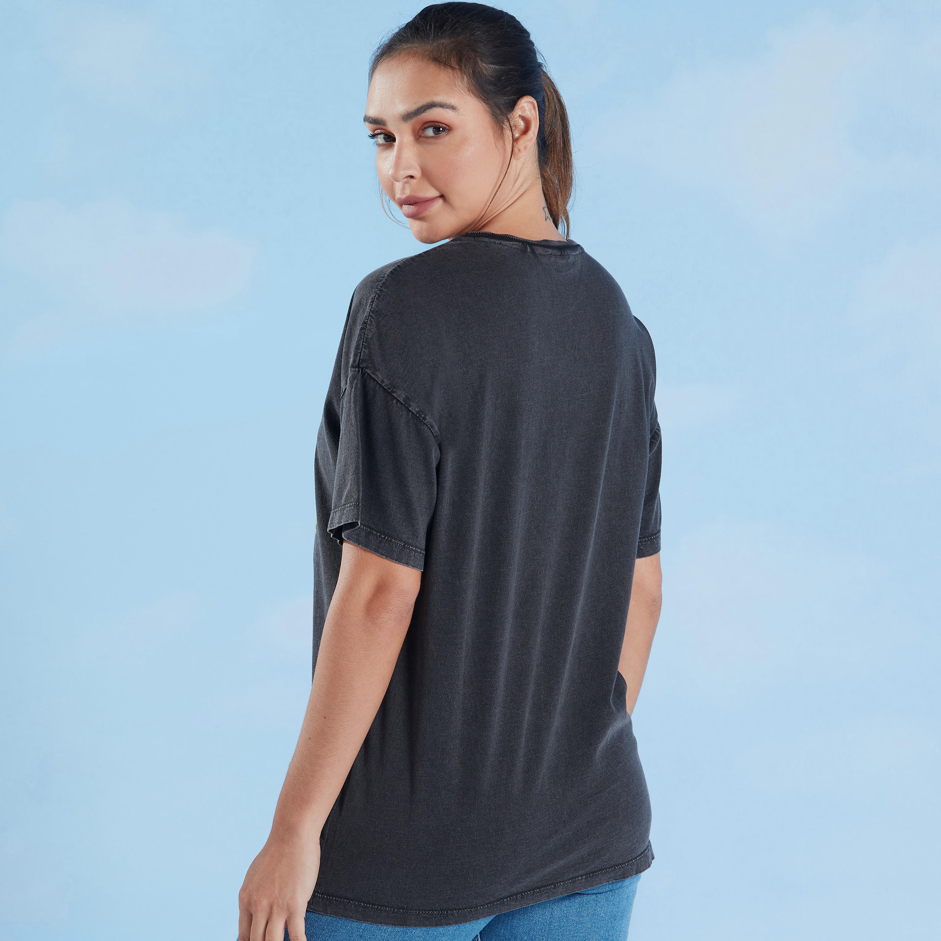 تيشيرت بياقة ضيقة وأكمام قصيرة بطبعات باجز باني-women-clothing-tshirts-image-4