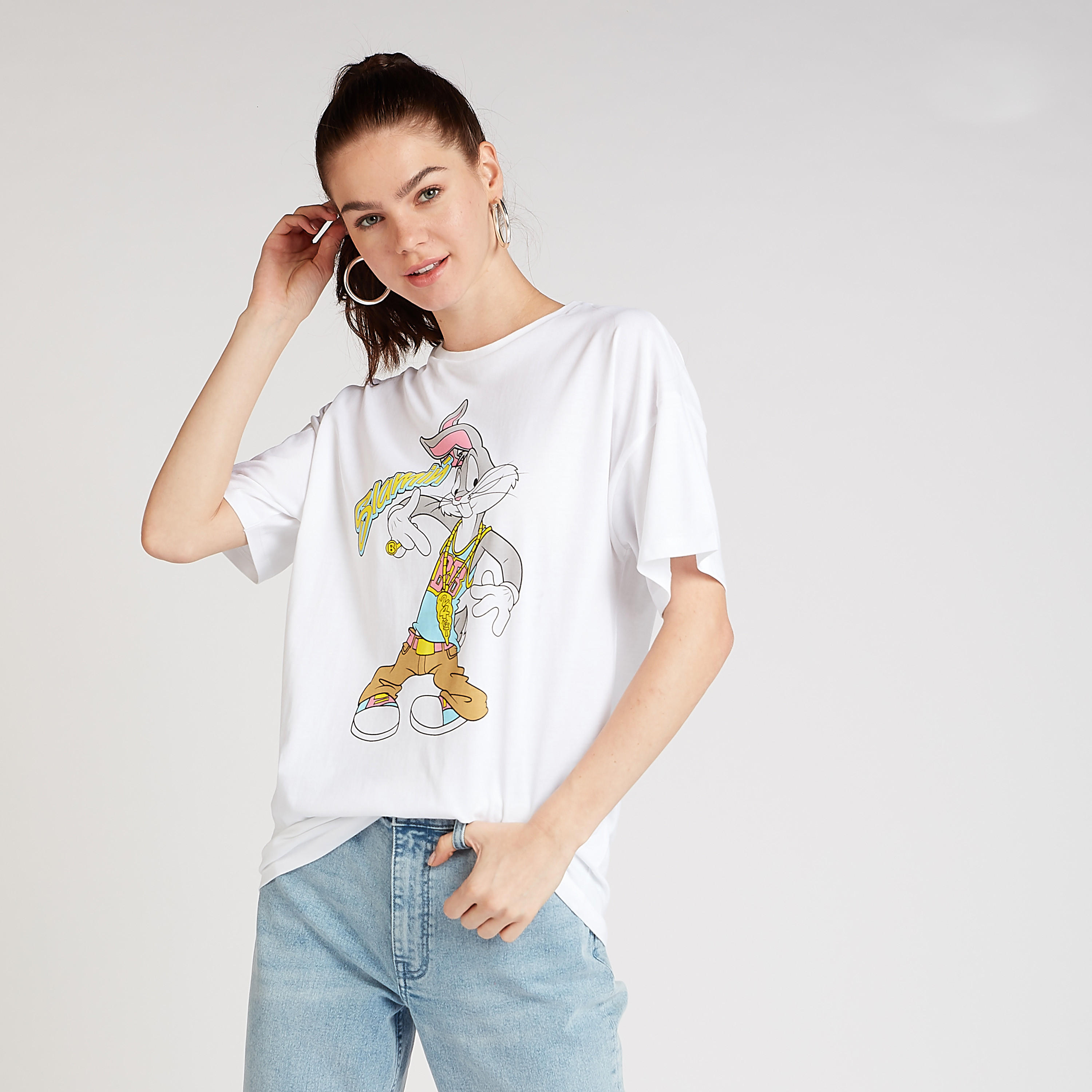 تيشيرت بياقة ضيقة وأكمام قصيرة بطبعات باجز باني-women-clothing-tshirts-image-1