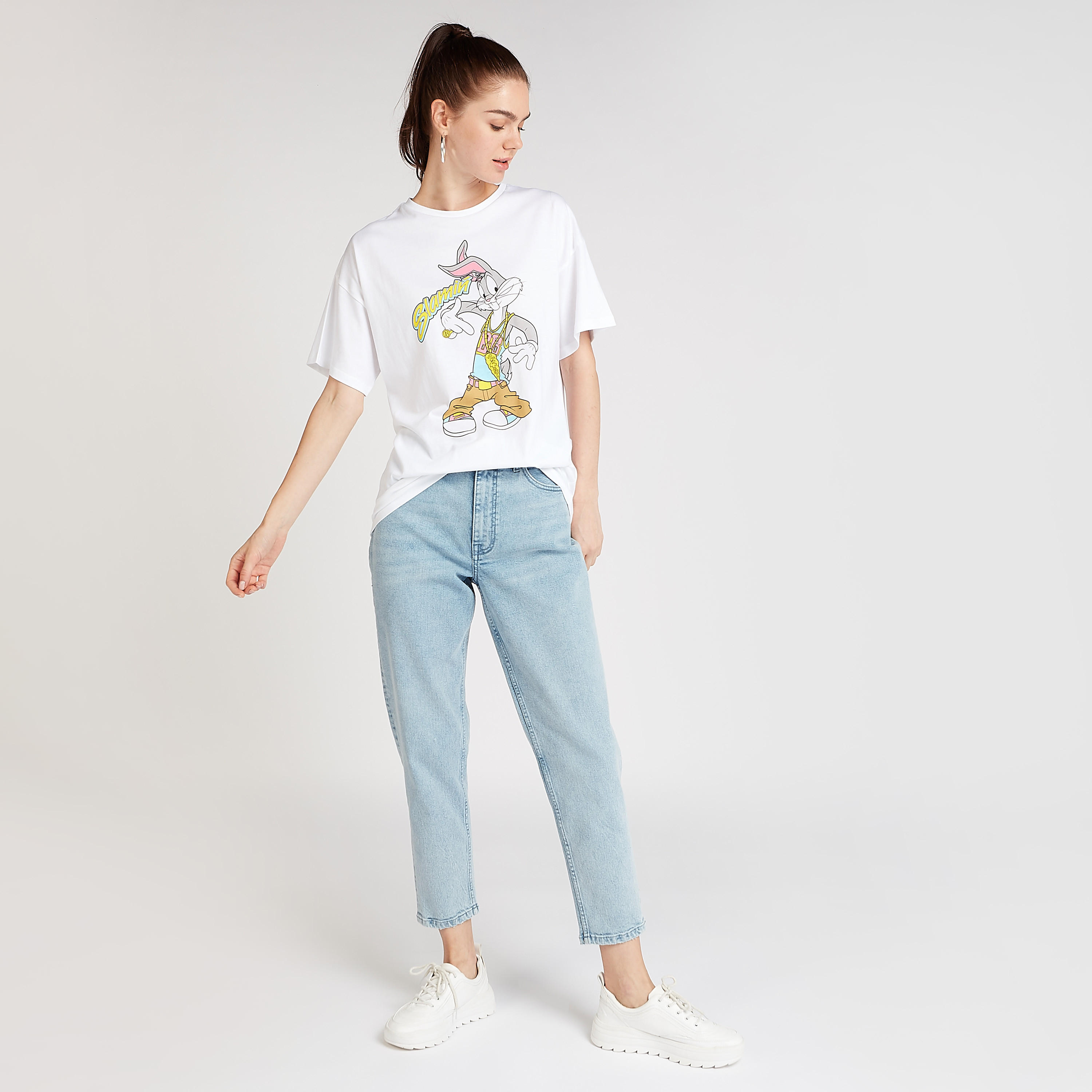 تيشيرت بياقة ضيقة وأكمام قصيرة بطبعات باجز باني-women-clothing-tshirts-image-2