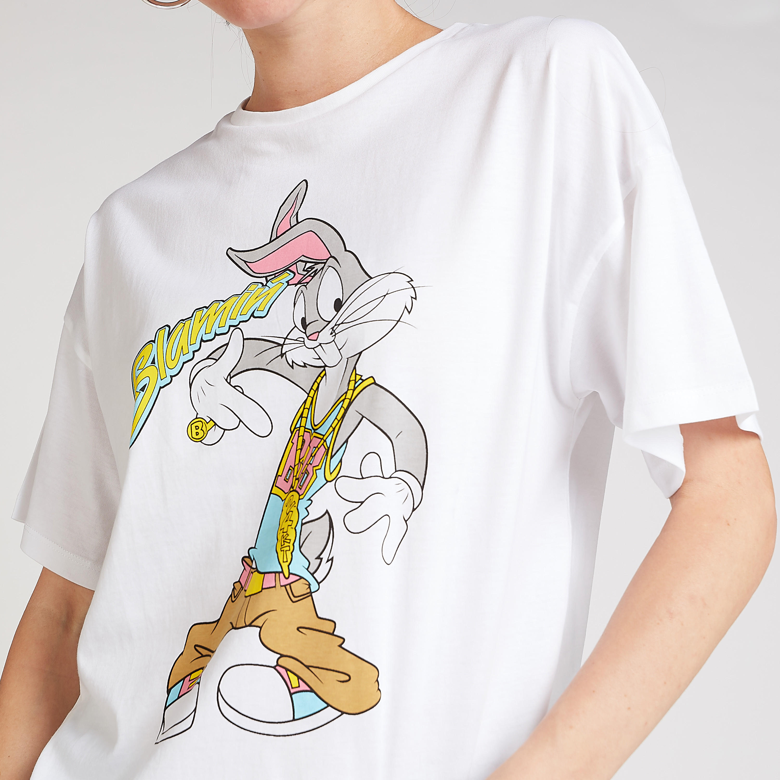 تيشيرت بياقة ضيقة وأكمام قصيرة بطبعات باجز باني-women-clothing-tshirts-image-3