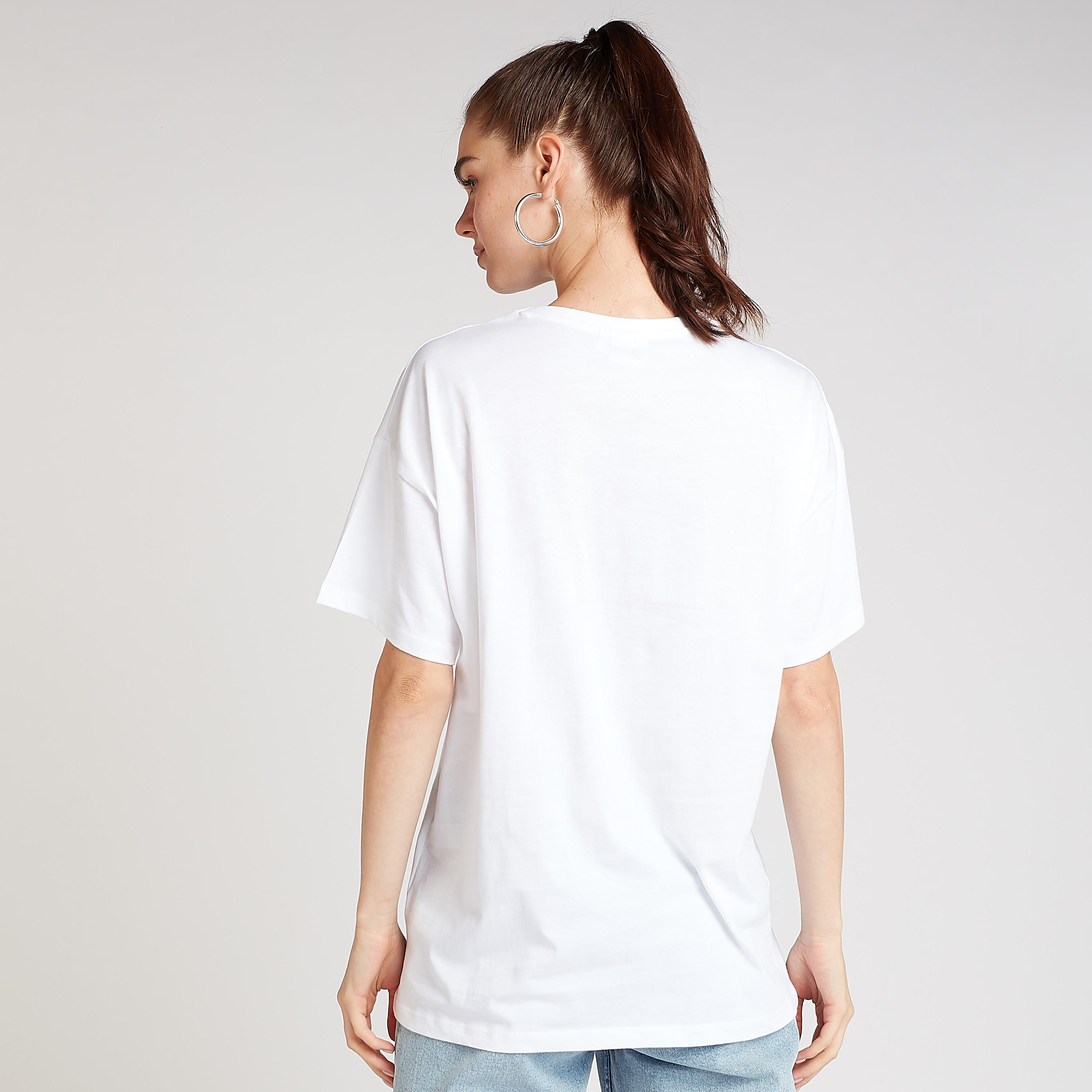 تيشيرت بياقة ضيقة وأكمام قصيرة بطبعات باجز باني-women-clothing-tshirts-image-4