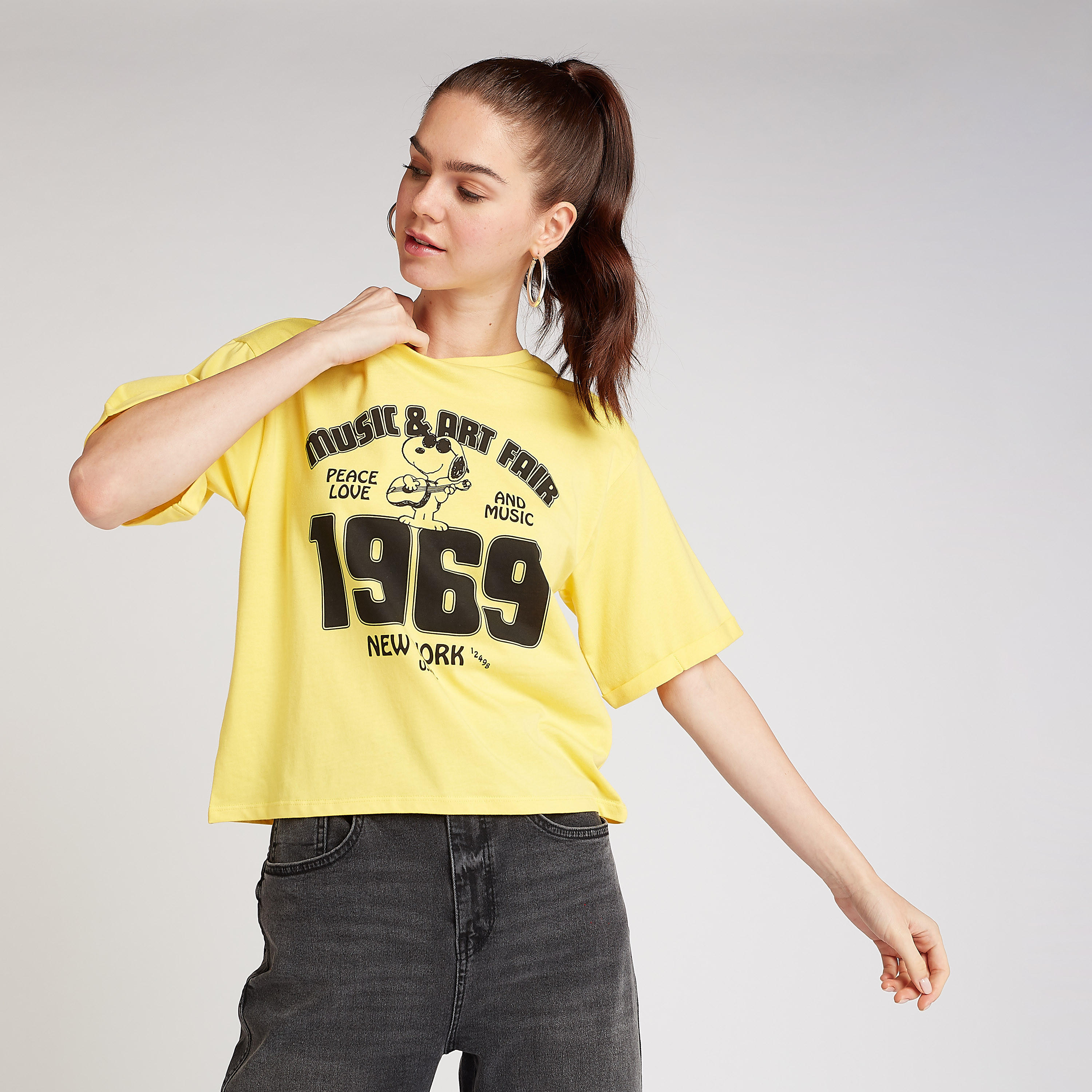 تيشيرت سكيني فيت بياقة ضيقة وأكمام قصيرة وطبعات سنوبي-women-clothing-tshirts-image-1