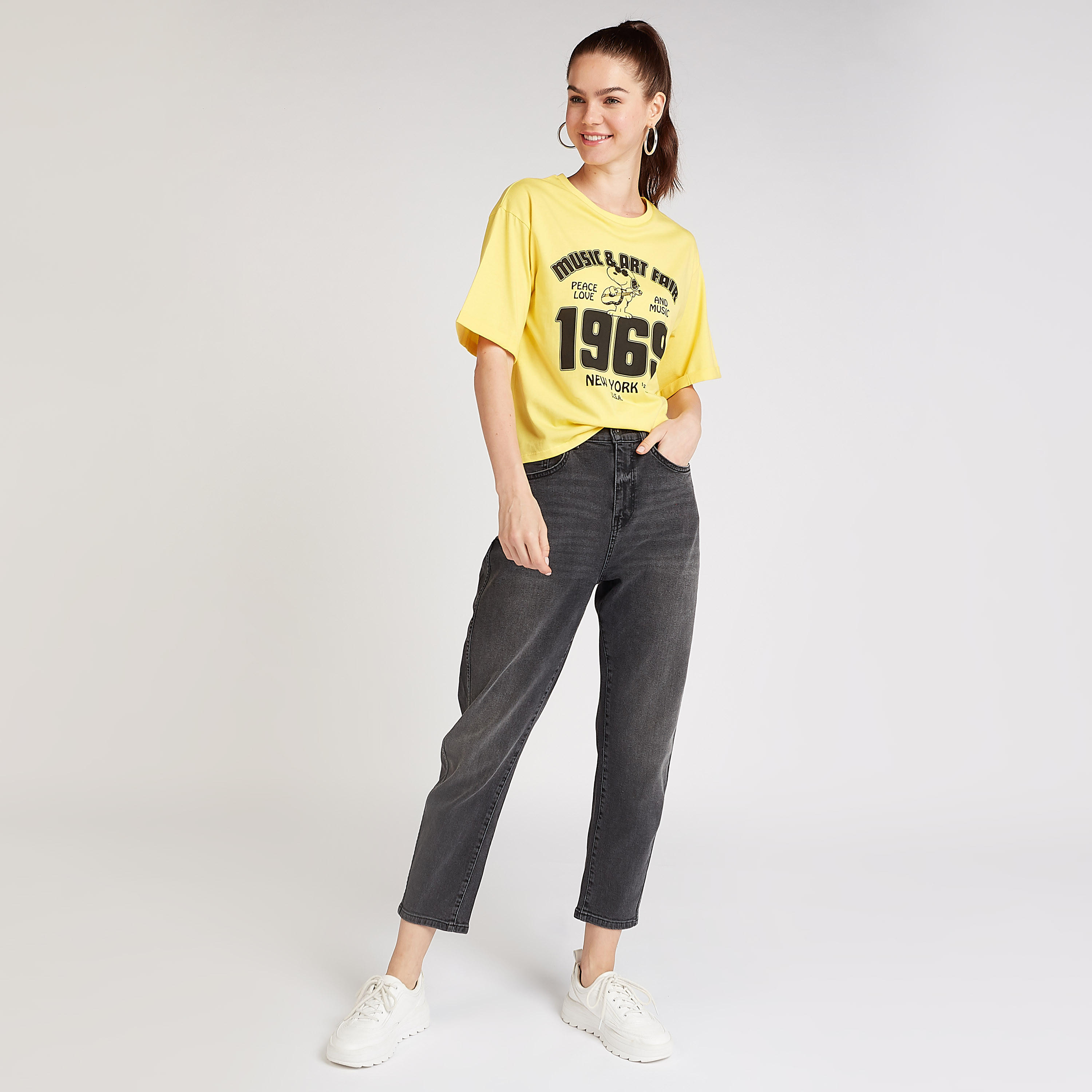تيشيرت سكيني فيت بياقة ضيقة وأكمام قصيرة وطبعات سنوبي-women-clothing-tshirts-image-2