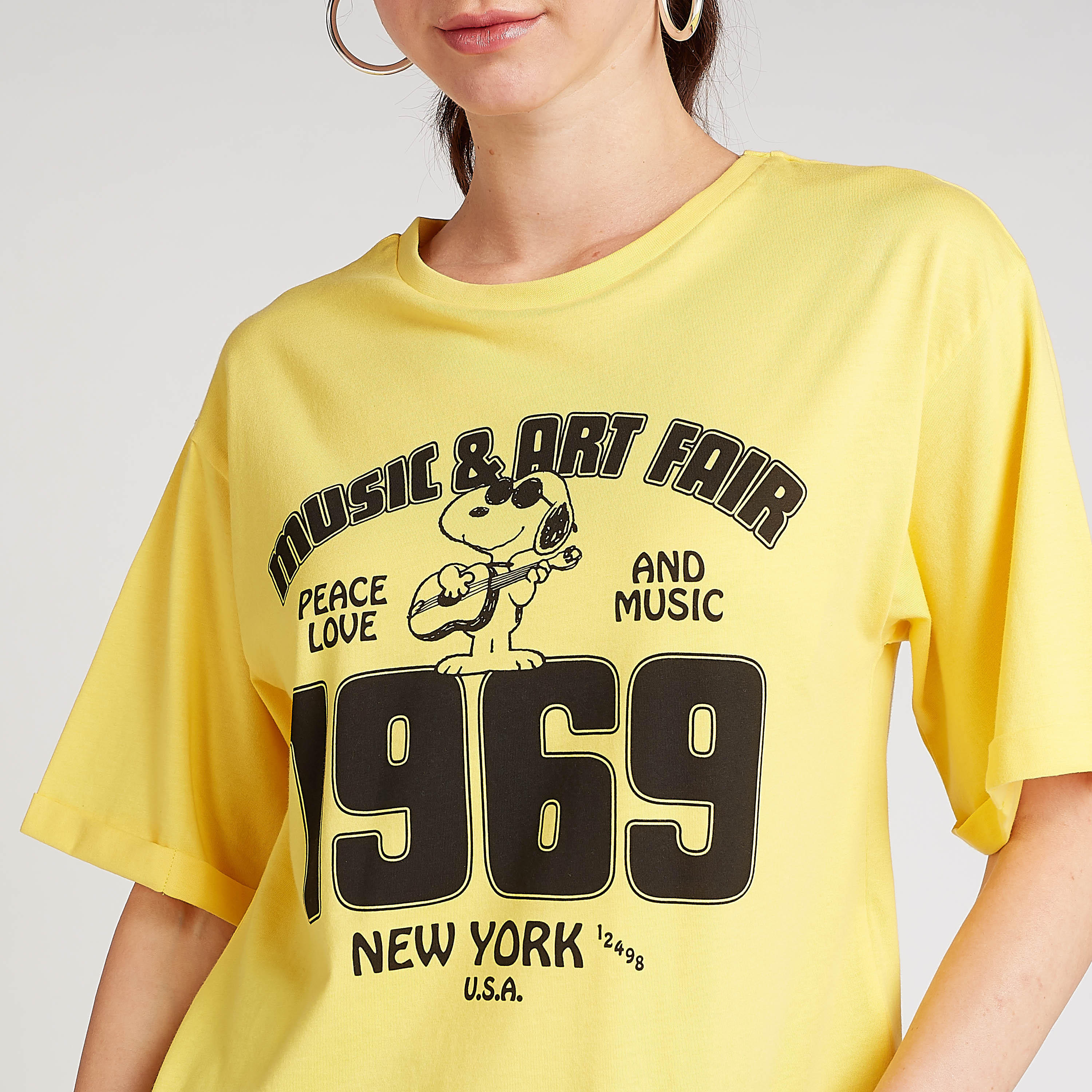 تيشيرت سكيني فيت بياقة ضيقة وأكمام قصيرة وطبعات سنوبي-women-clothing-tshirts-image-3