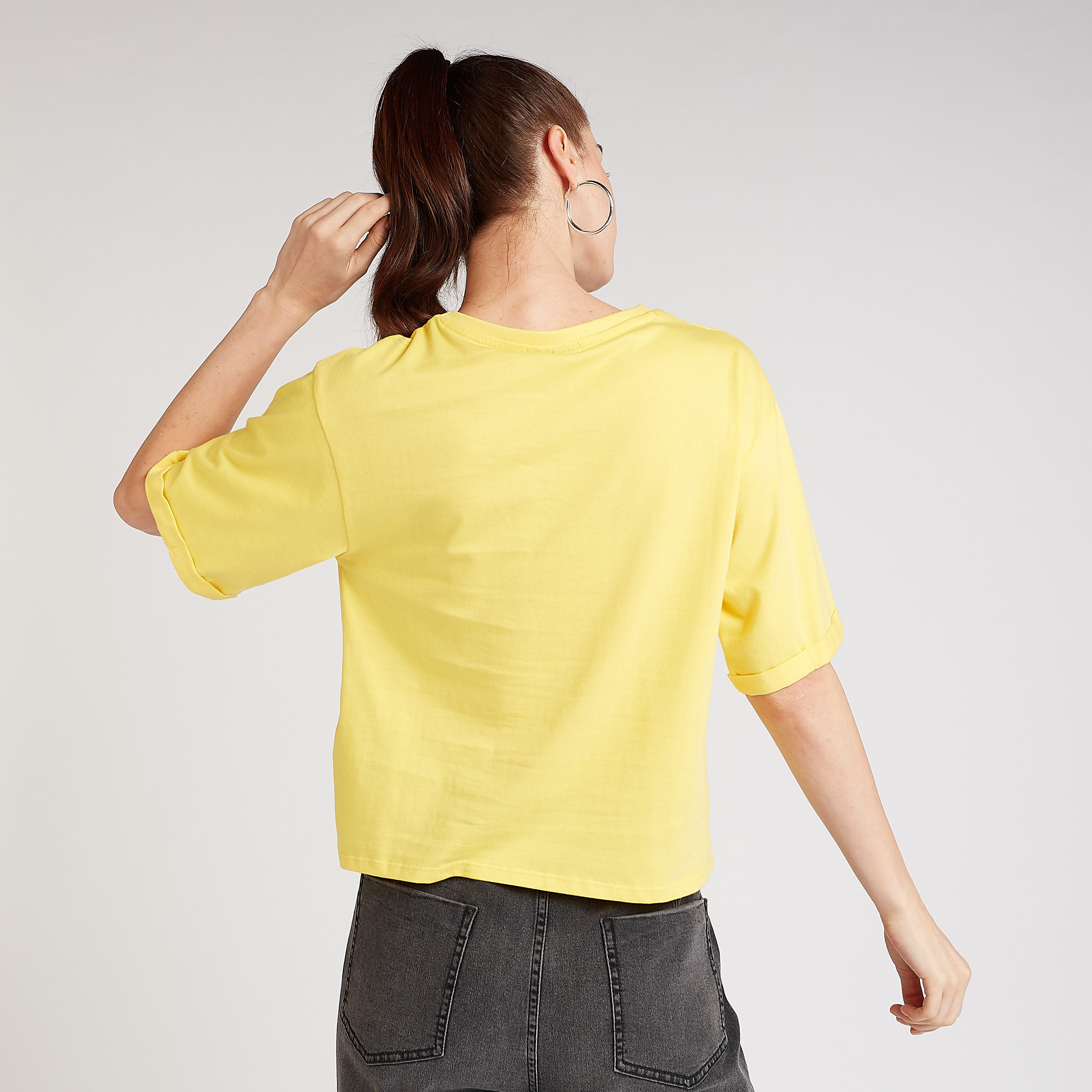 تيشيرت سكيني فيت بياقة ضيقة وأكمام قصيرة وطبعات سنوبي-women-clothing-tshirts-image-4