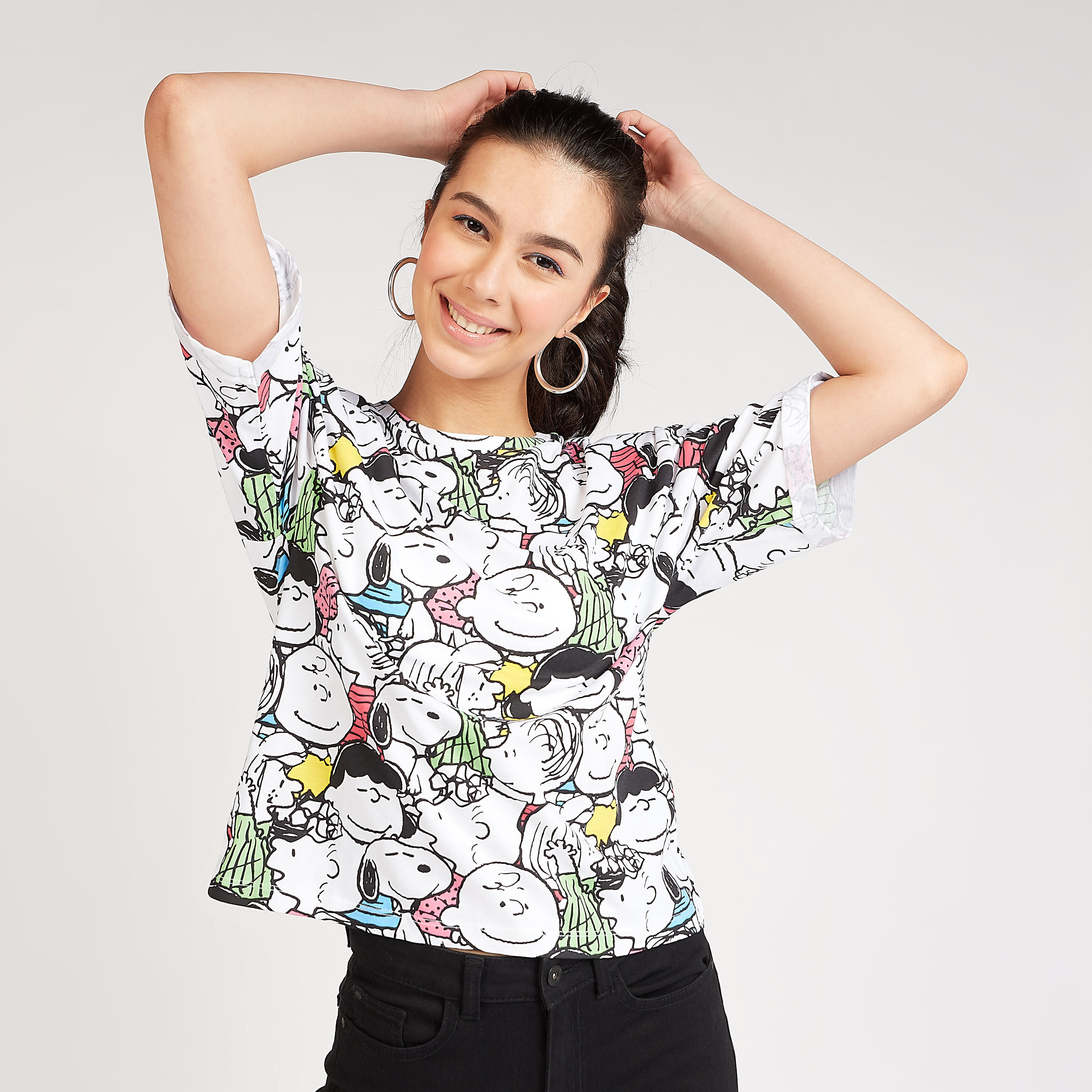 تيشيرت بياقة ضيّقة وأكمام قصيرة وطبعات سنوبي جرافيكيّة-women-clothing-tshirts-image-1