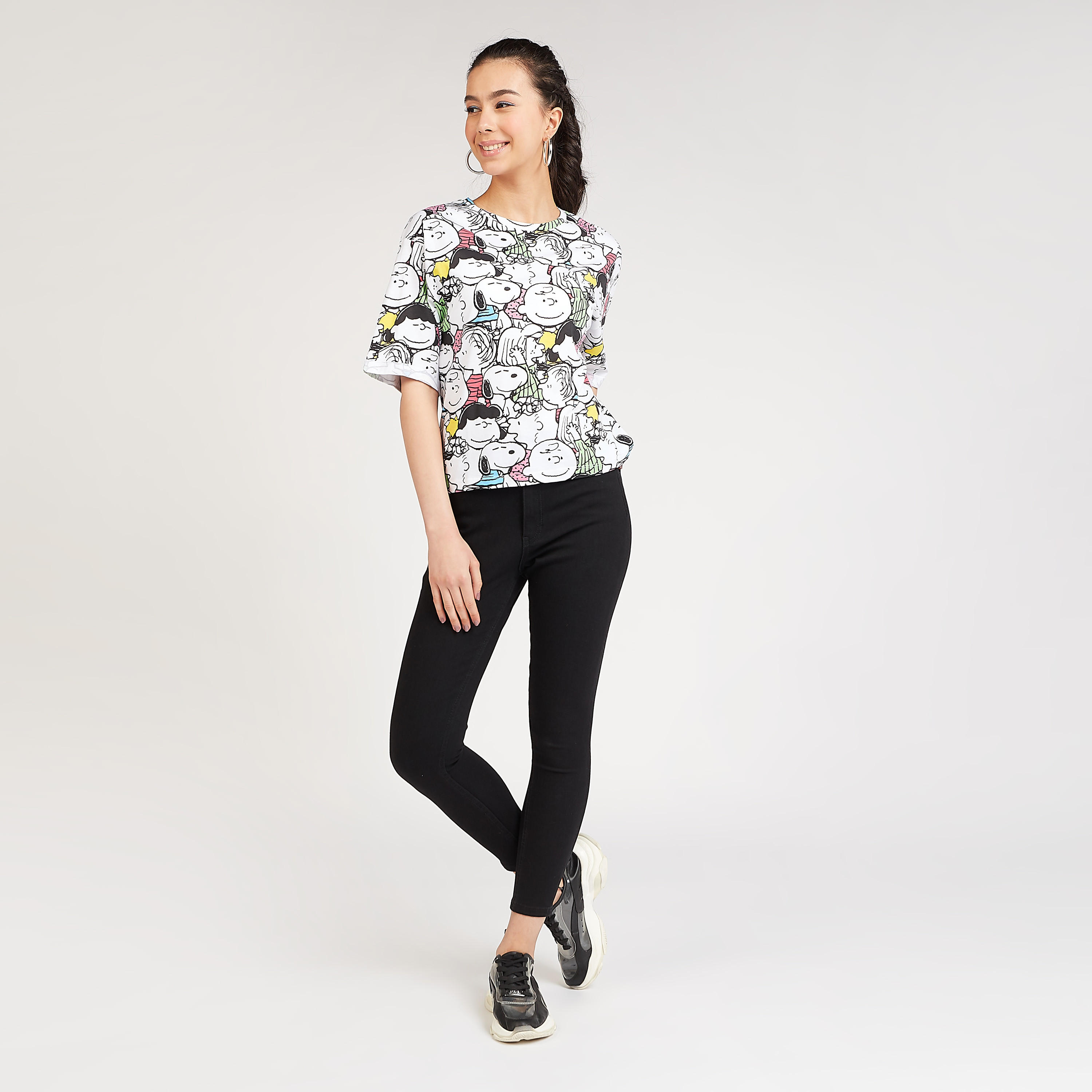 تيشيرت بياقة ضيّقة وأكمام قصيرة وطبعات سنوبي جرافيكيّة-women-clothing-tshirts-image-2