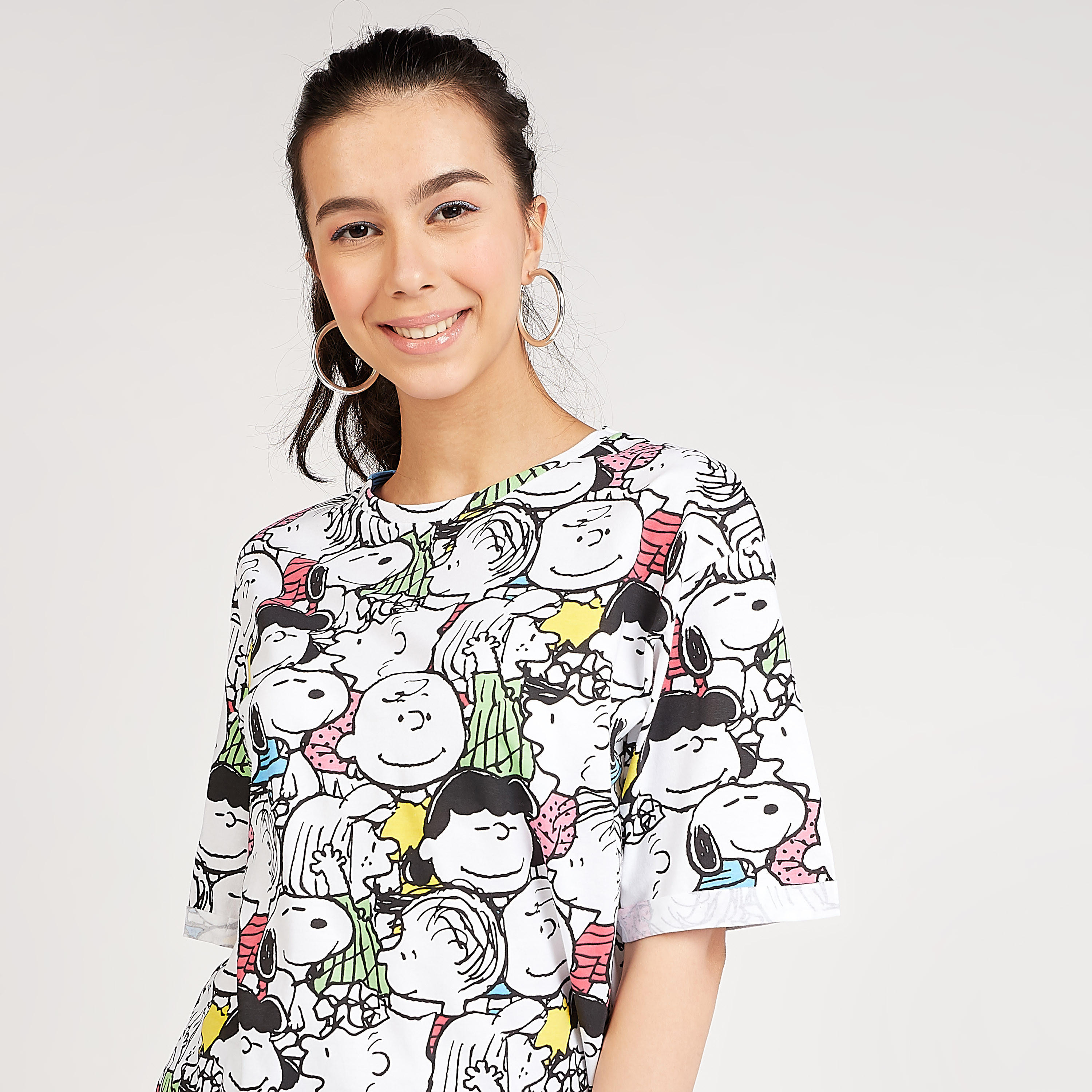 تيشيرت بياقة ضيّقة وأكمام قصيرة وطبعات سنوبي جرافيكيّة-women-clothing-tshirts-image-3