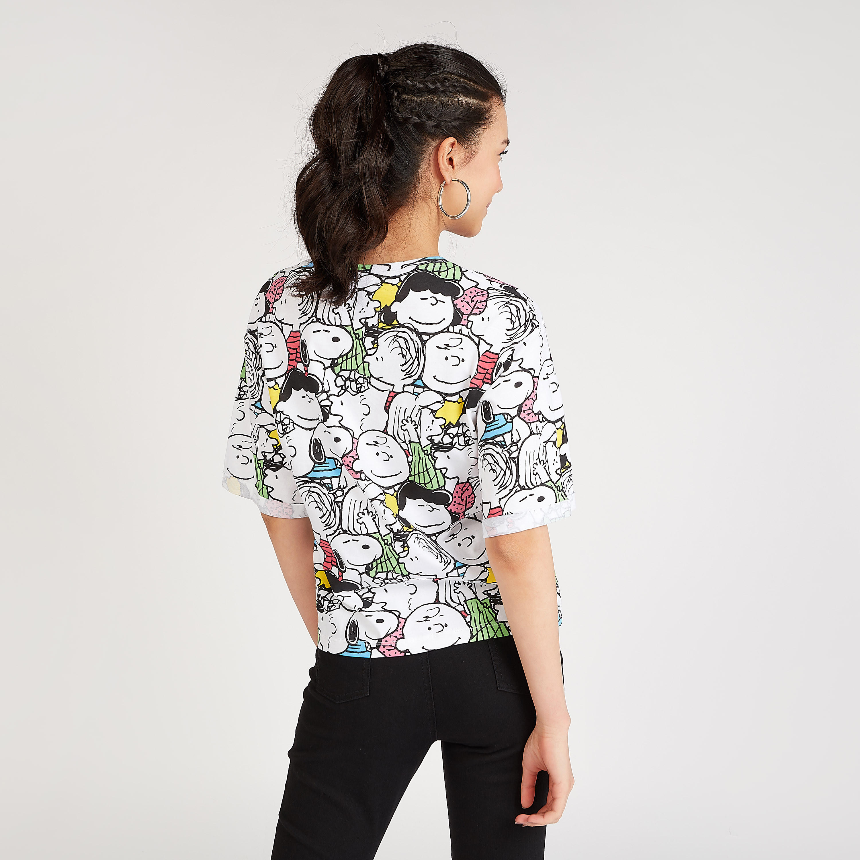 تيشيرت بياقة ضيّقة وأكمام قصيرة وطبعات سنوبي جرافيكيّة-women-clothing-tshirts-image-4