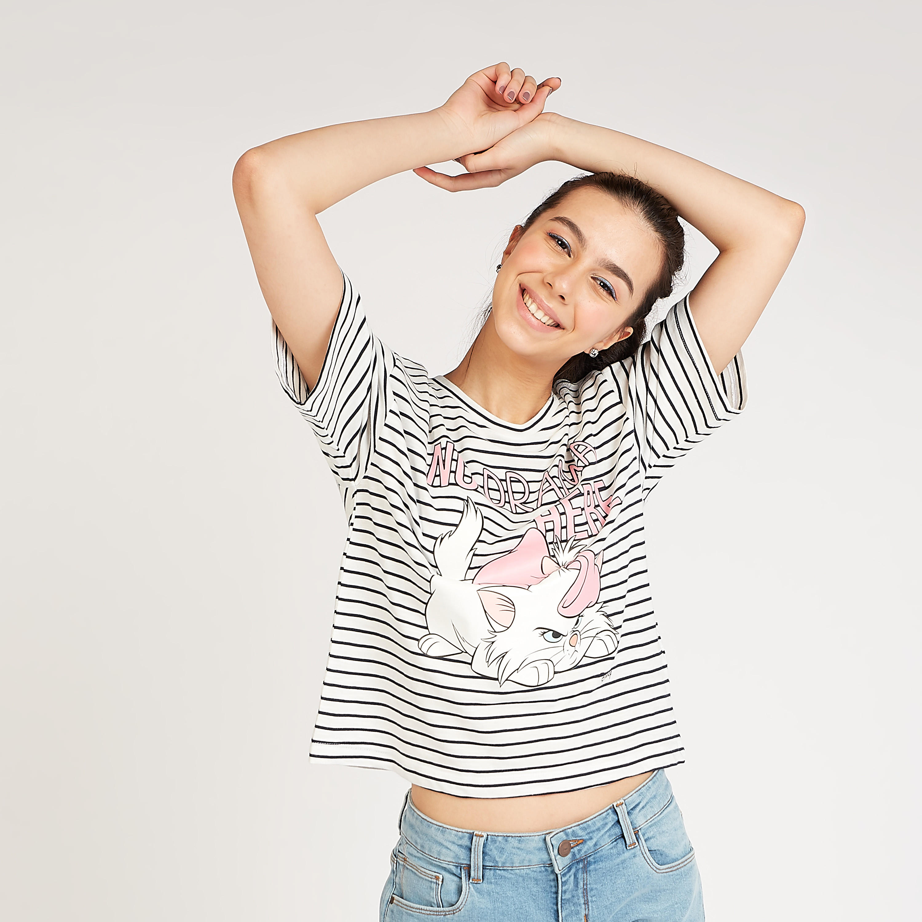 تيشيرت بياقة ضيّقة وأكمام قصيرة وطبعات ماري جرافيكيّة-women-clothing-tshirts-image-1