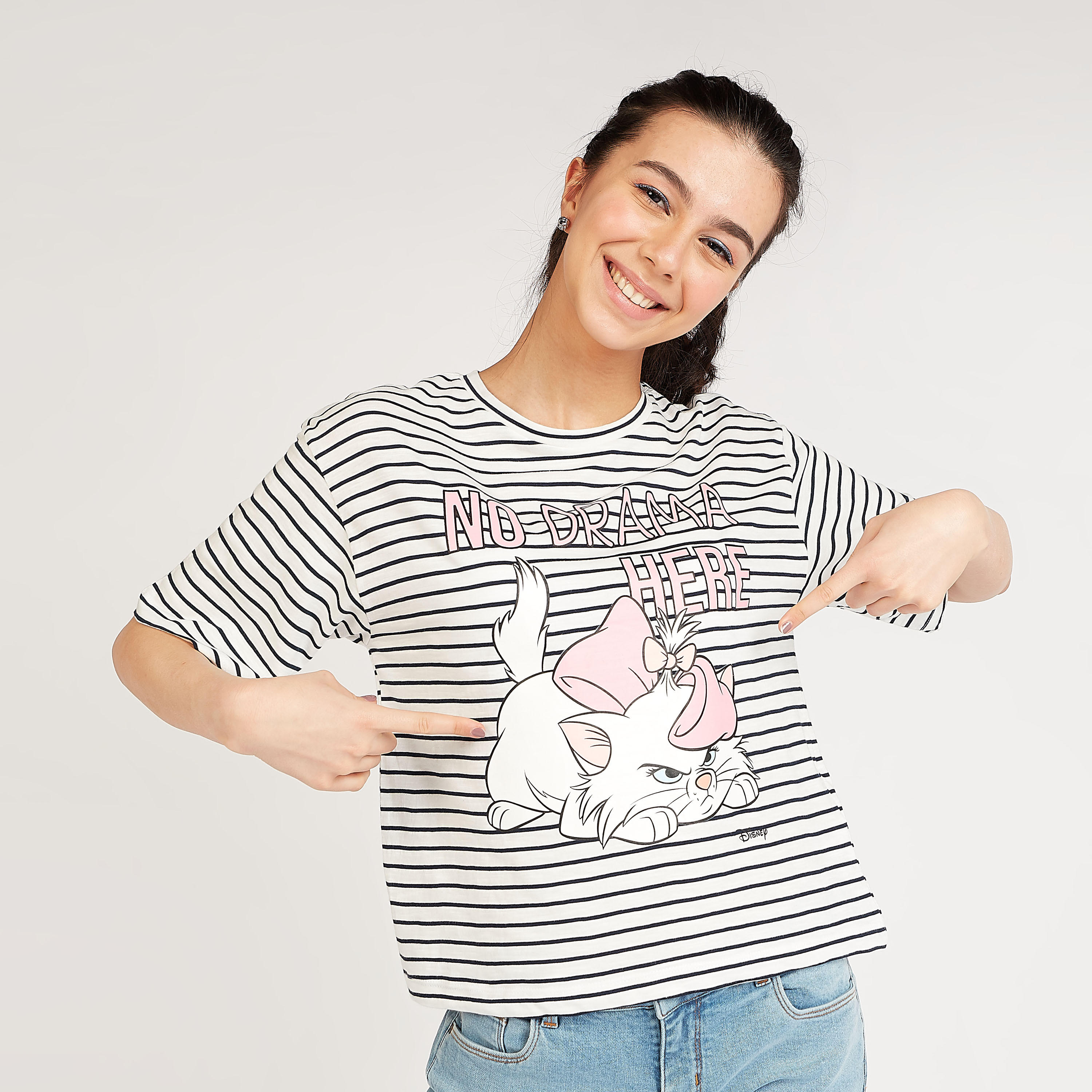 تيشيرت بياقة ضيّقة وأكمام قصيرة وطبعات ماري جرافيكيّة-women-clothing-tshirts-image-2